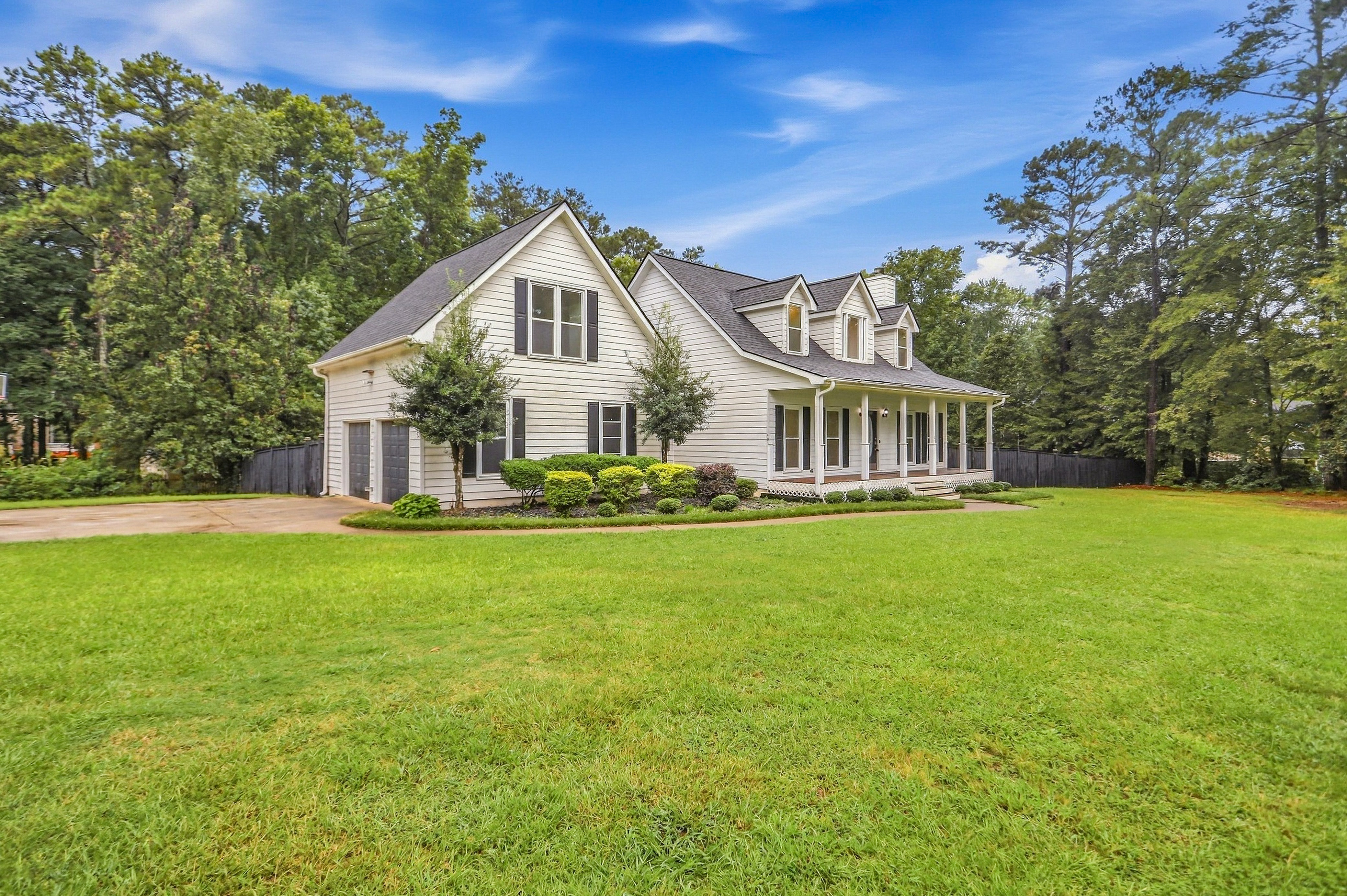 Photo 2 of 40 of 1025 Crown Corners Dr, McDonough, GA