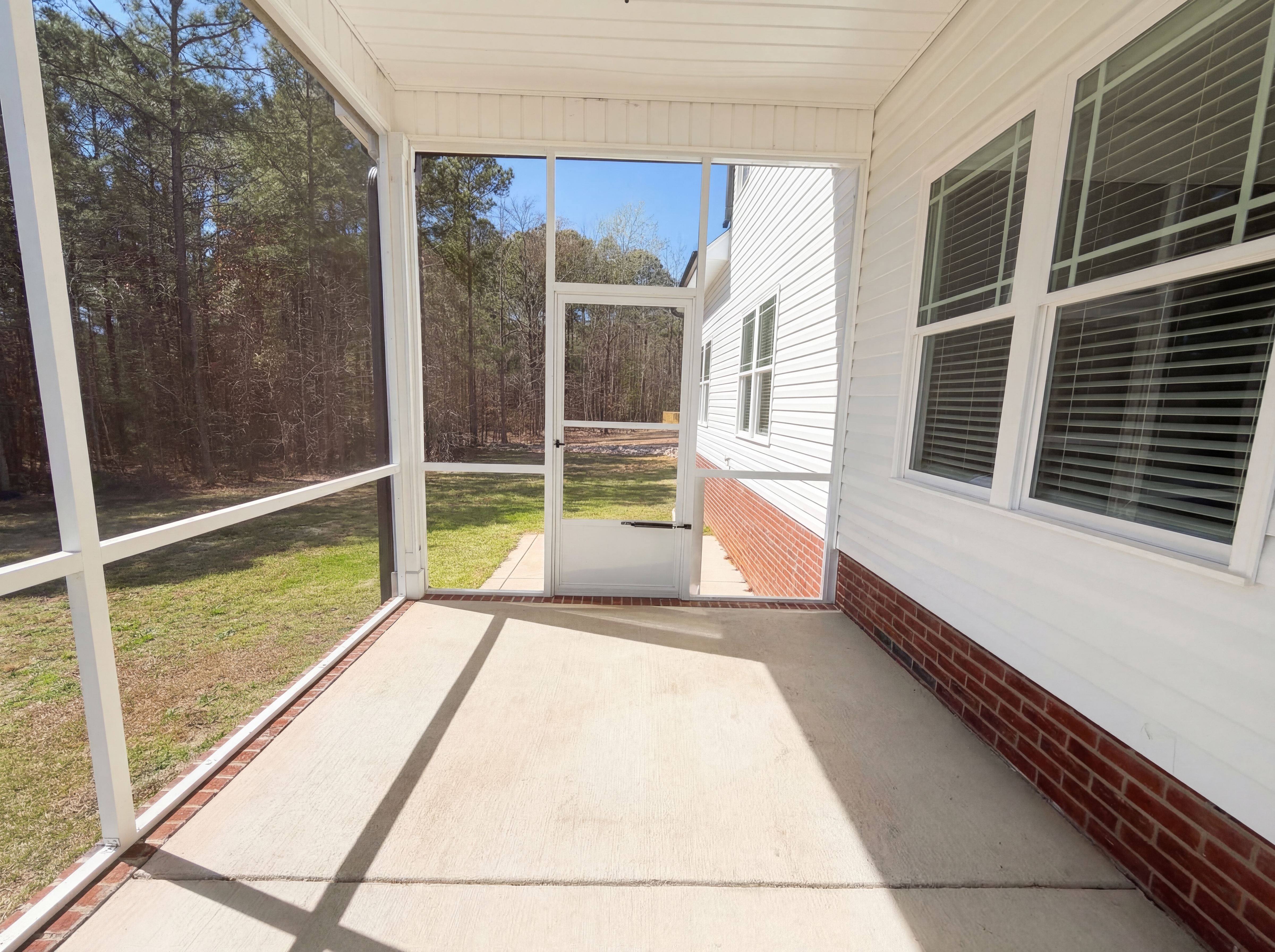 Photo 16 of 21 of 333 Oakhaven Dr, Holly Springs, NC