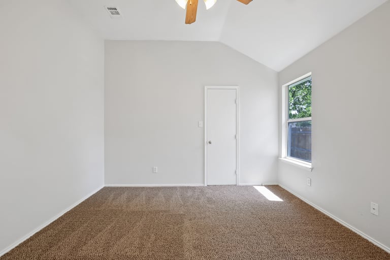 Photo 12 of 26 - 9812 Parkmere Dr, Fort Worth, TX 76108