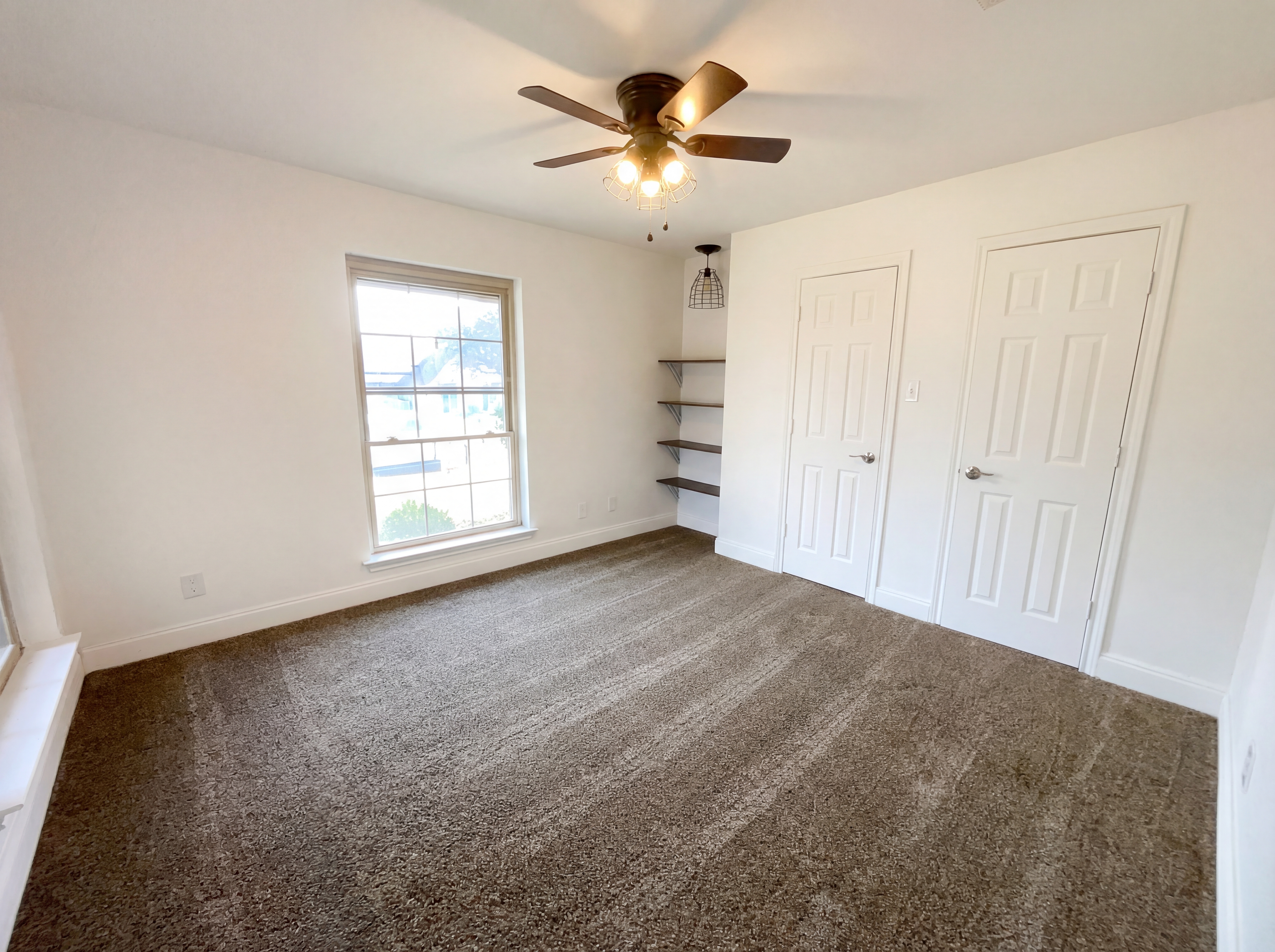 Photo 4 of 19 of 401 Kenshire Dr, Benbrook, TX