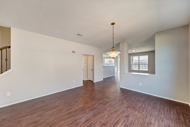 Photo 18 of 37 - 941 John Kennedy Dr, Saginaw, TX 76179