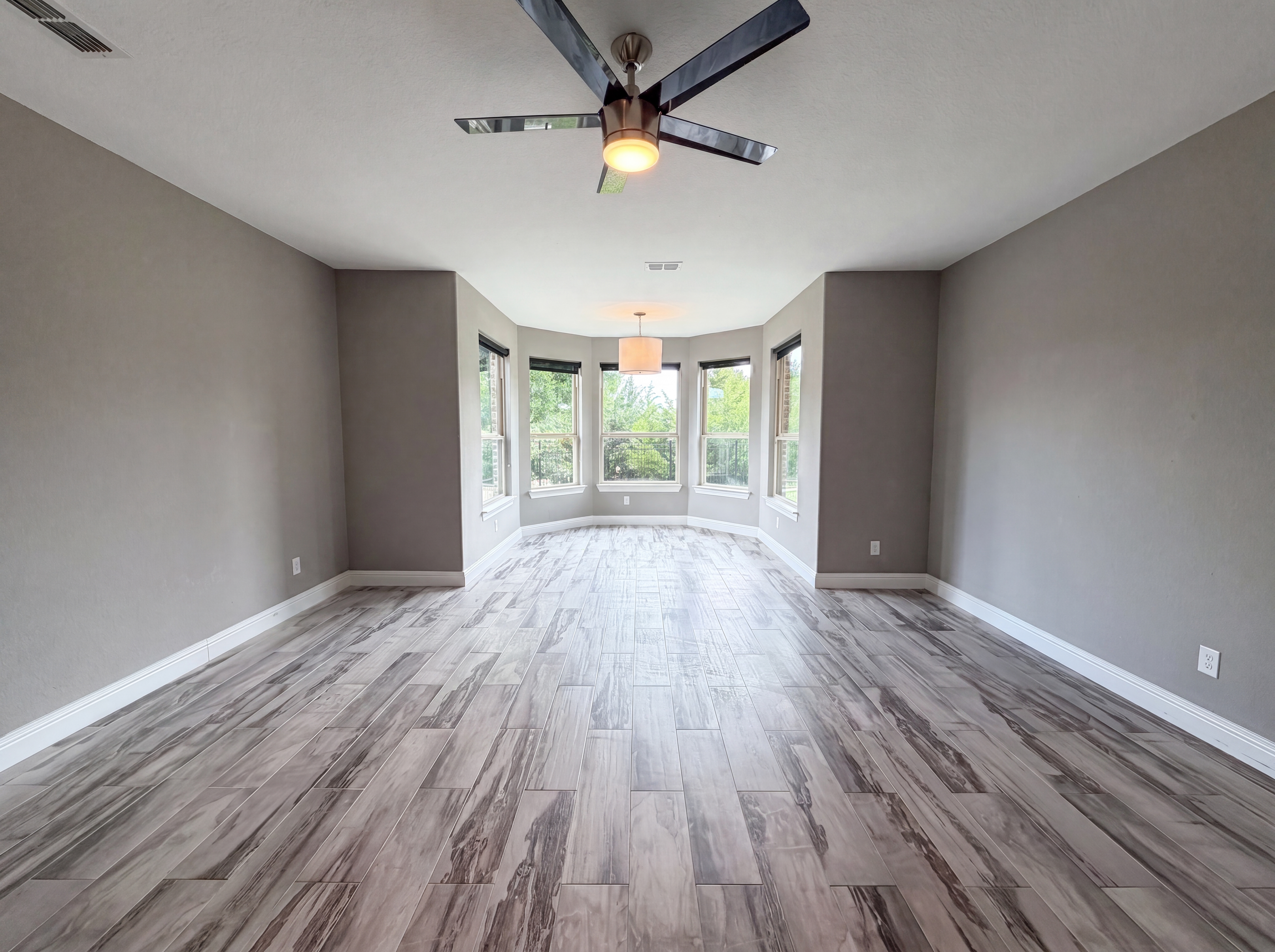 Photo 32 of 42 of 7221 Durand Dr, Irving, TX