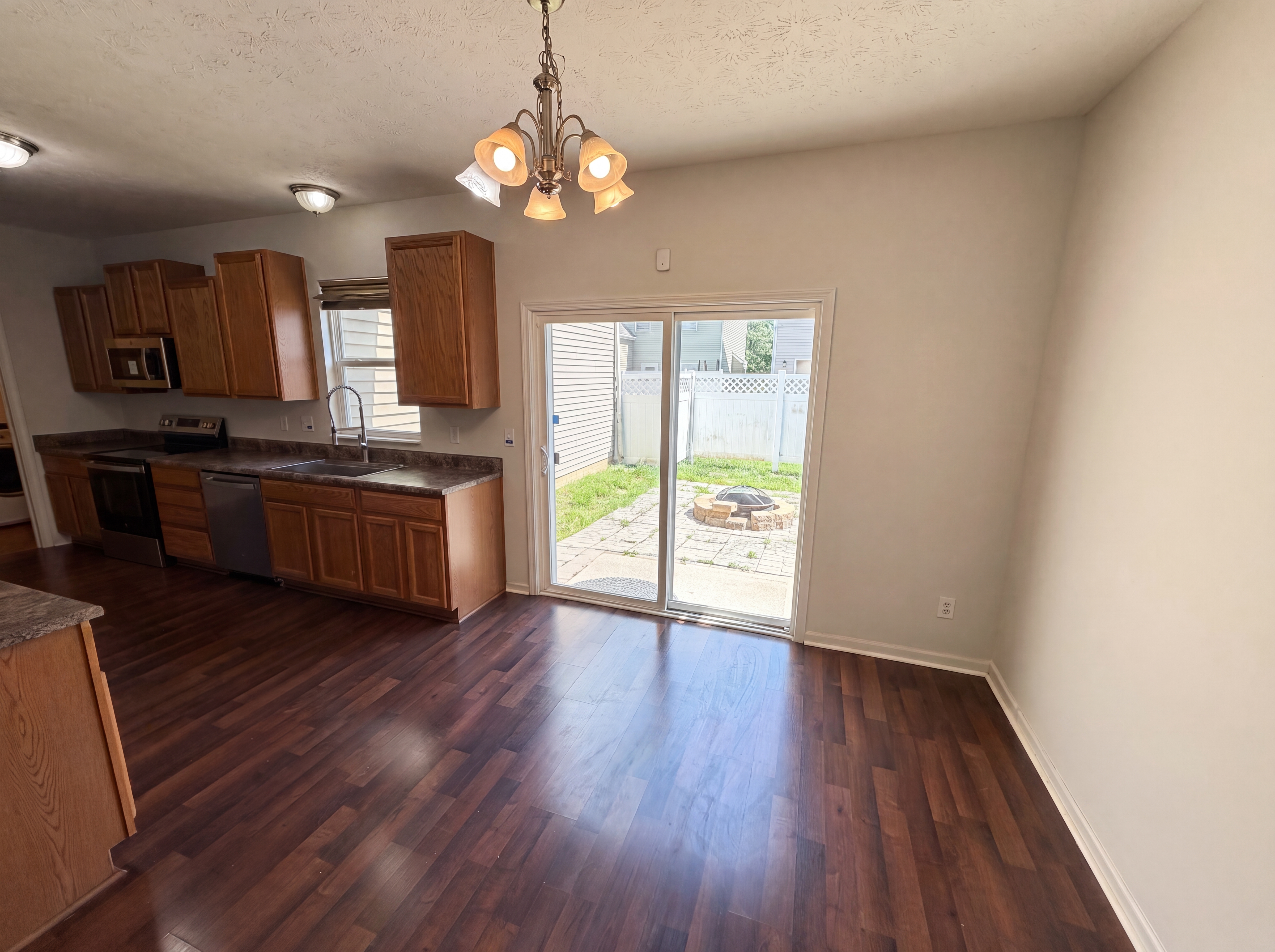 Photo 2 of 25 of 3469 Aylesford Ln, Indianapolis, IN