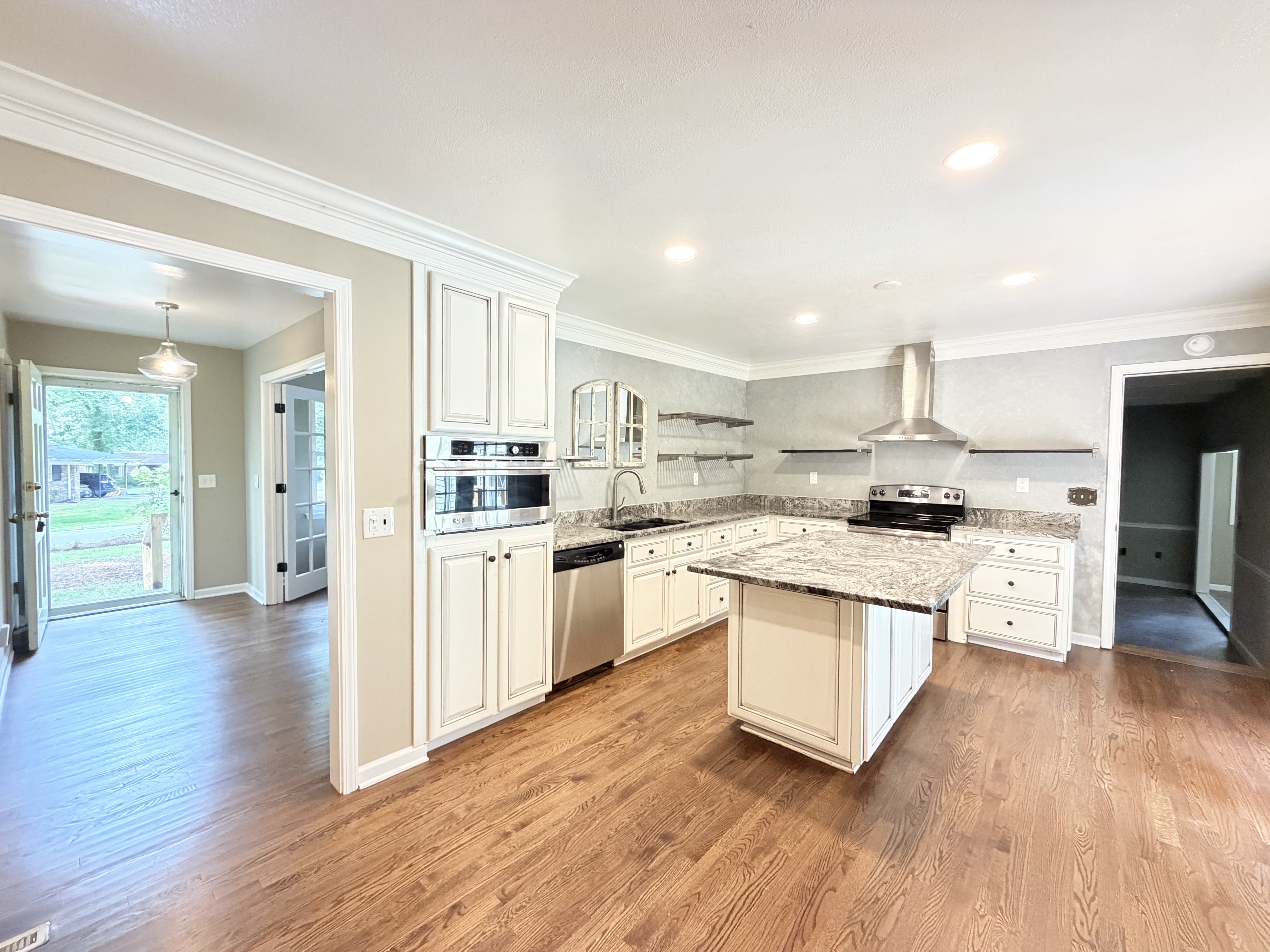 Photo 2 of 22 of 117 Robinson Ave, Matthews, NC