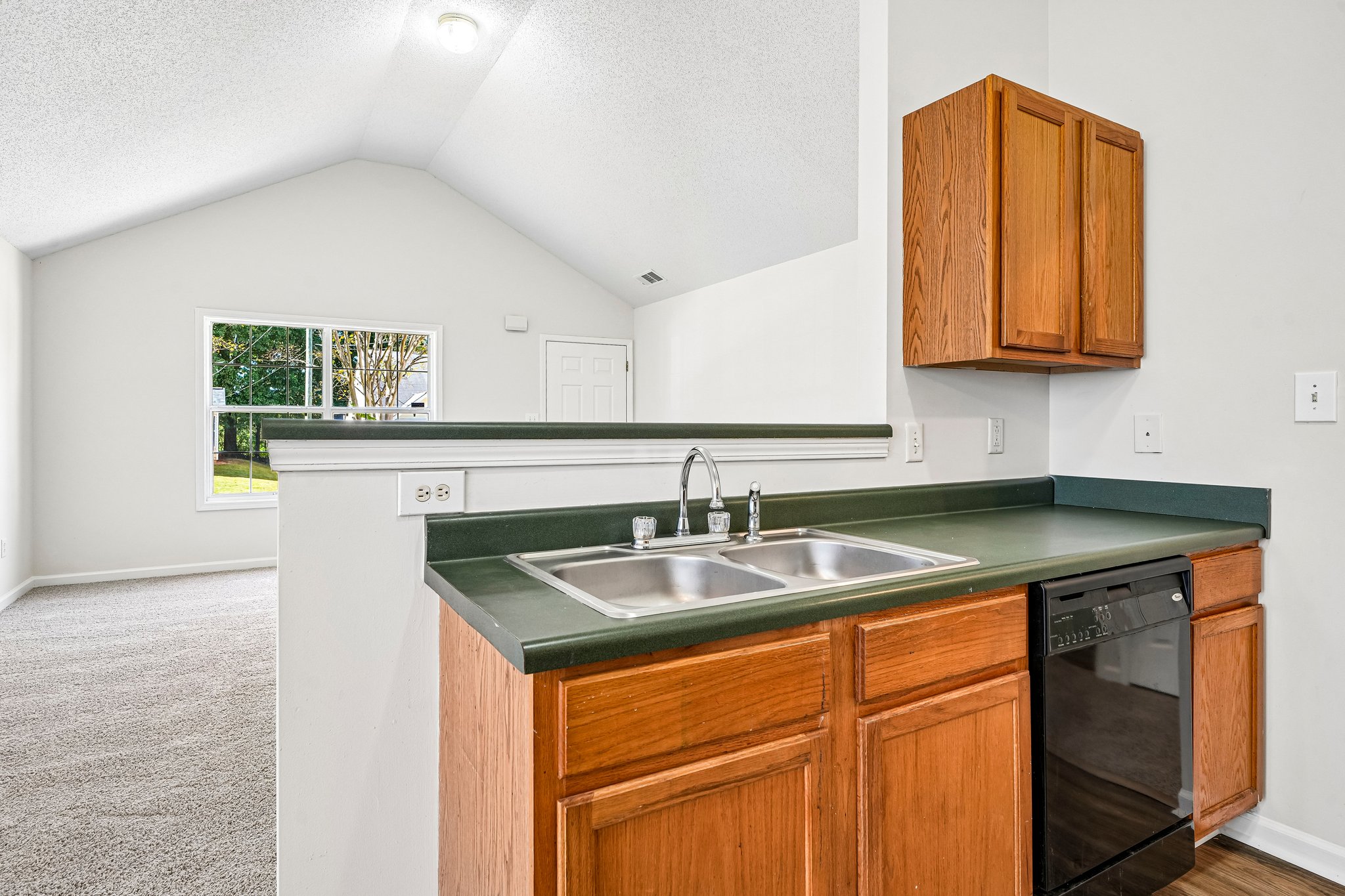 Photo 7 of 22 of 7121 Ravenwood Ln, Lithonia, GA