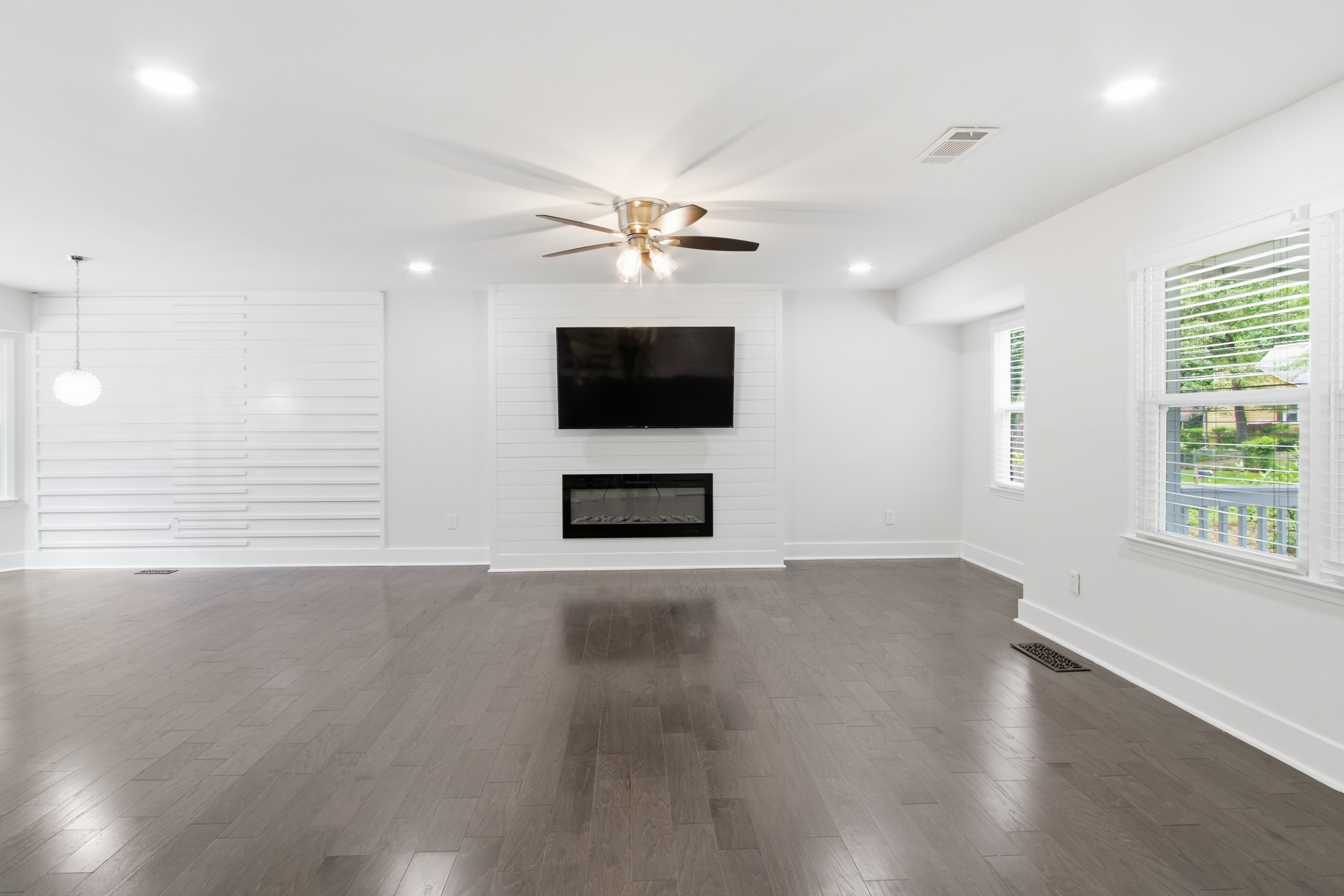 Photo 3 of 33 of 1239 Ashbrook Dr, Lawrenceville, GA