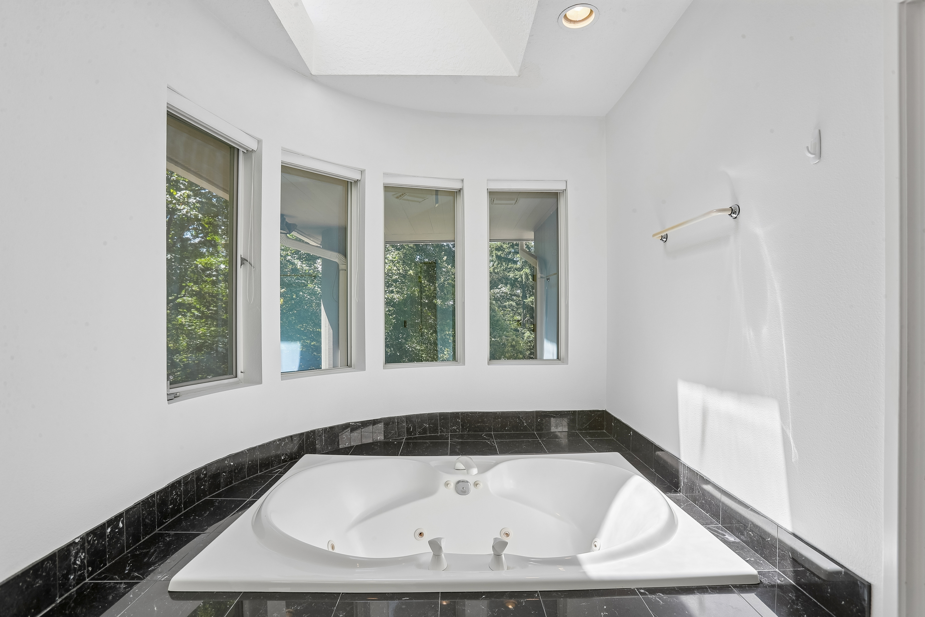 Photo 22 of 35 of 10838 S Southridge Dr, Portland, OR