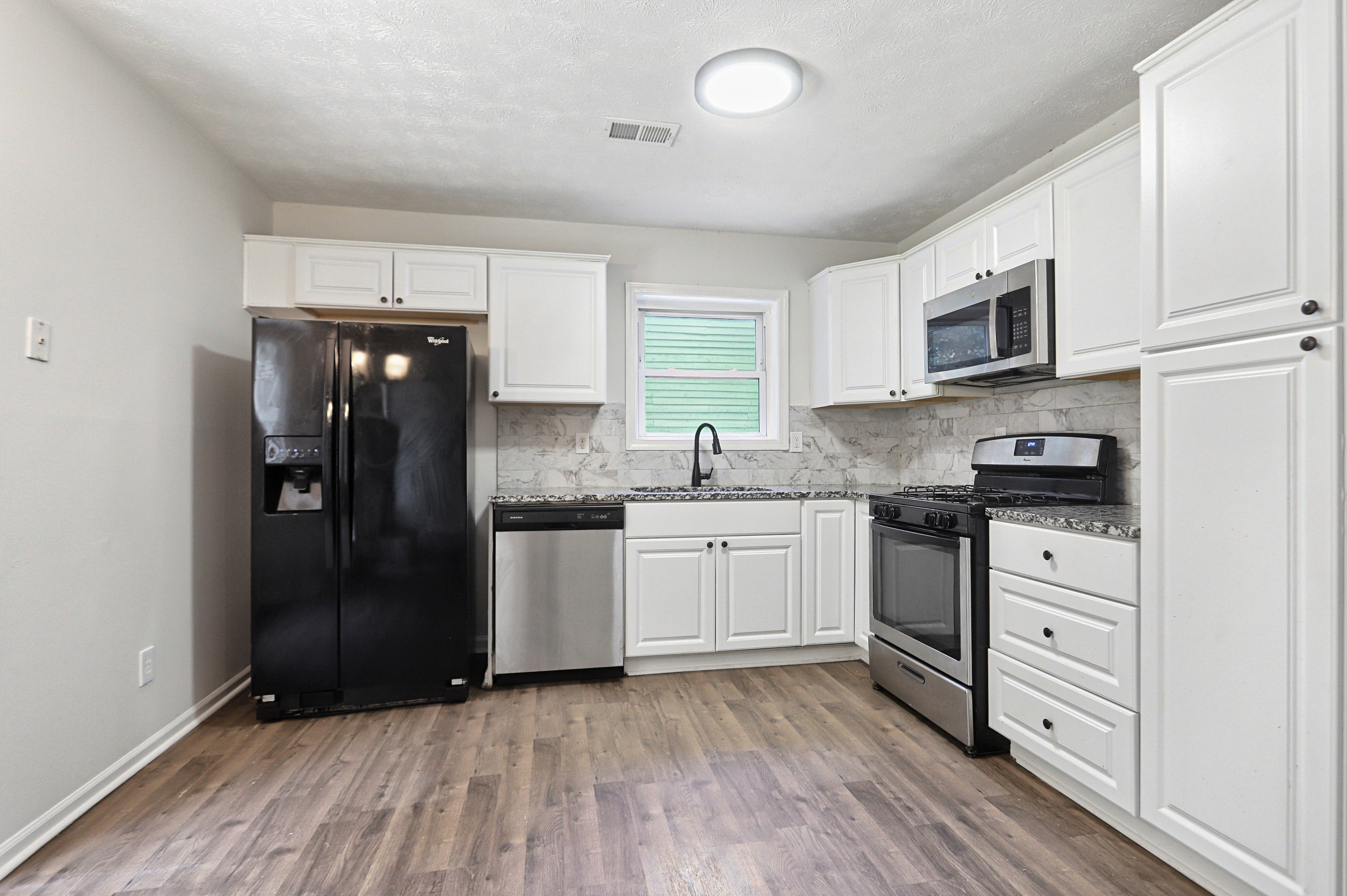 Photo 2 of 31 of 6379 Leverett Dr, Lithonia, GA