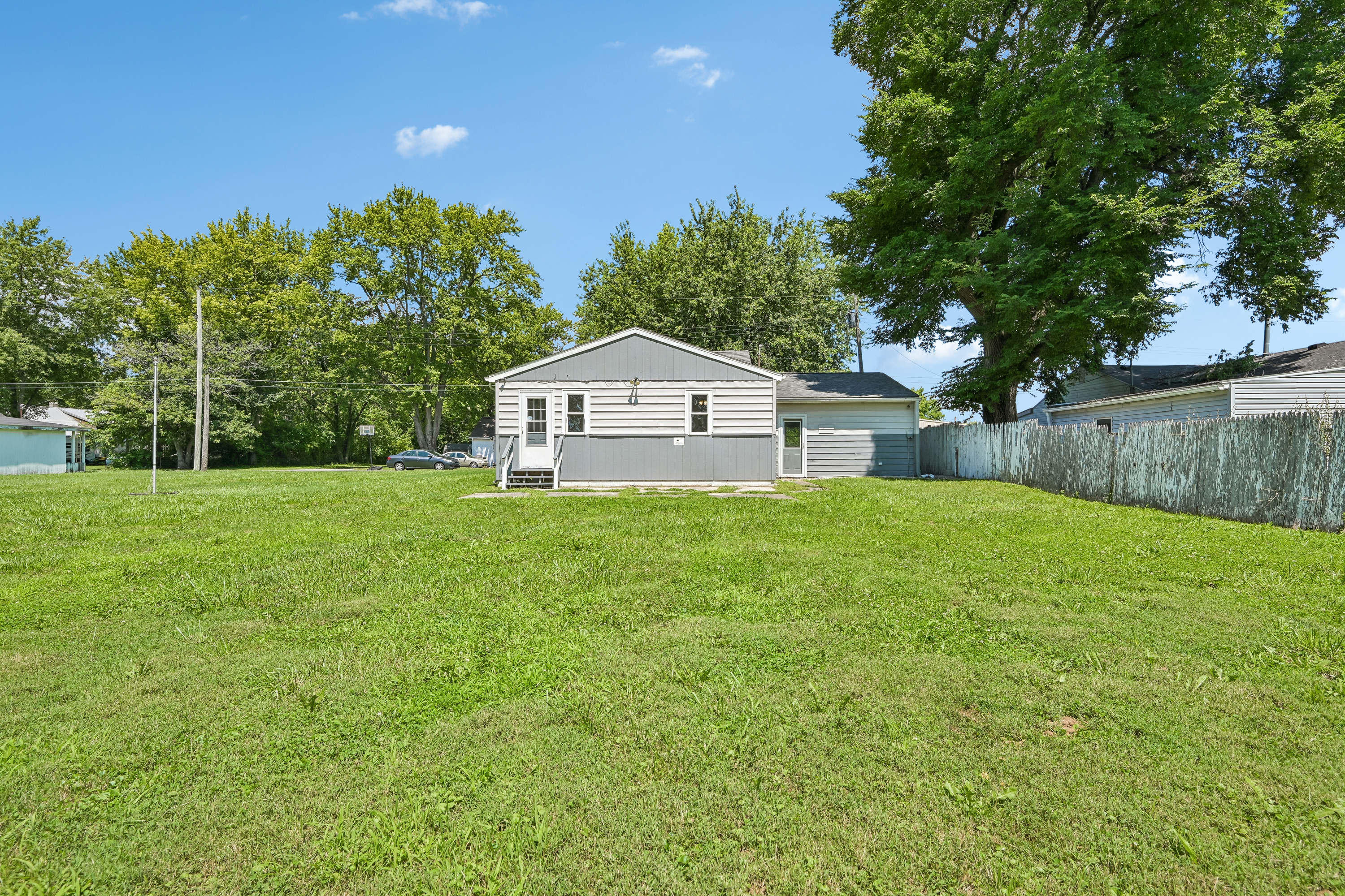 Photo 5 of 23 of 1511 E 20th St, Muncie, IN