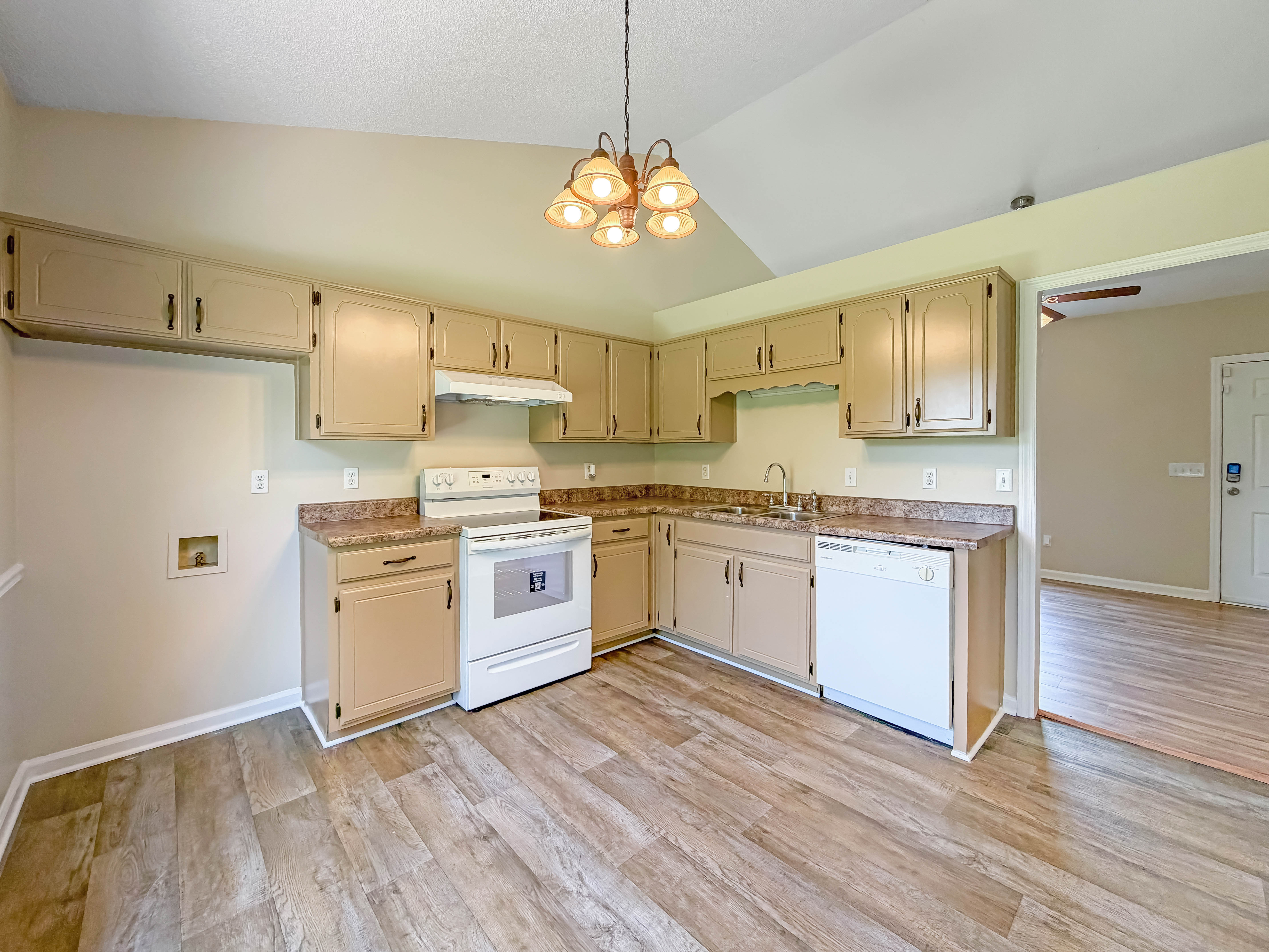 Photo 2 of 21 of 104 Frontier Ln, La Vergne, TN