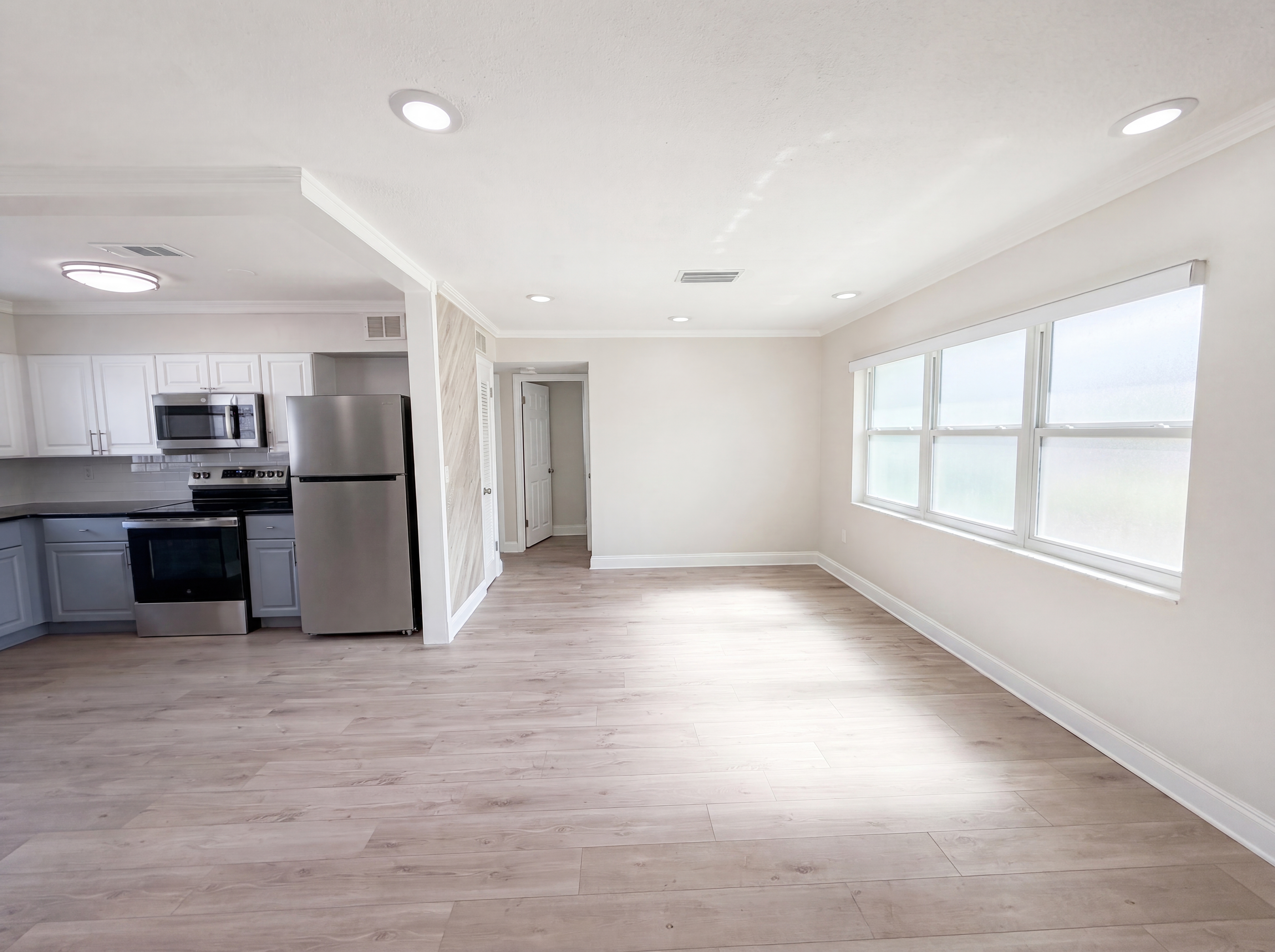 Photo 8 of 23 of 5306 3rd St W, Bradenton, FL