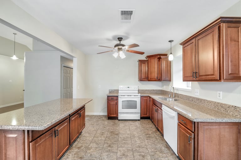 Photo 4 of 22 - 6312 Brookmont Ct, Arlington, TX 76018