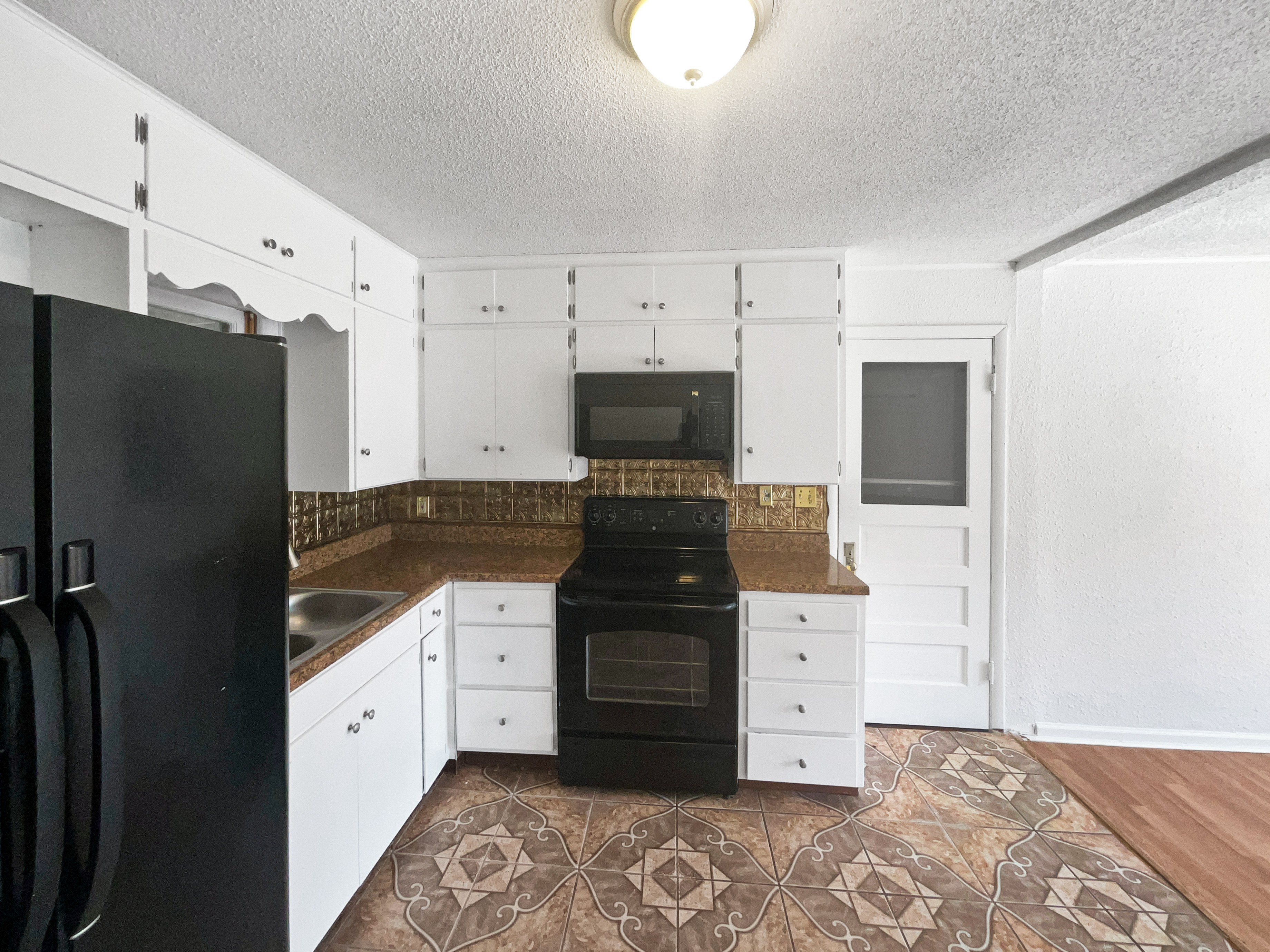 Photo 6 of 24 of 4958 N Lister Ave, Kansas City, MO