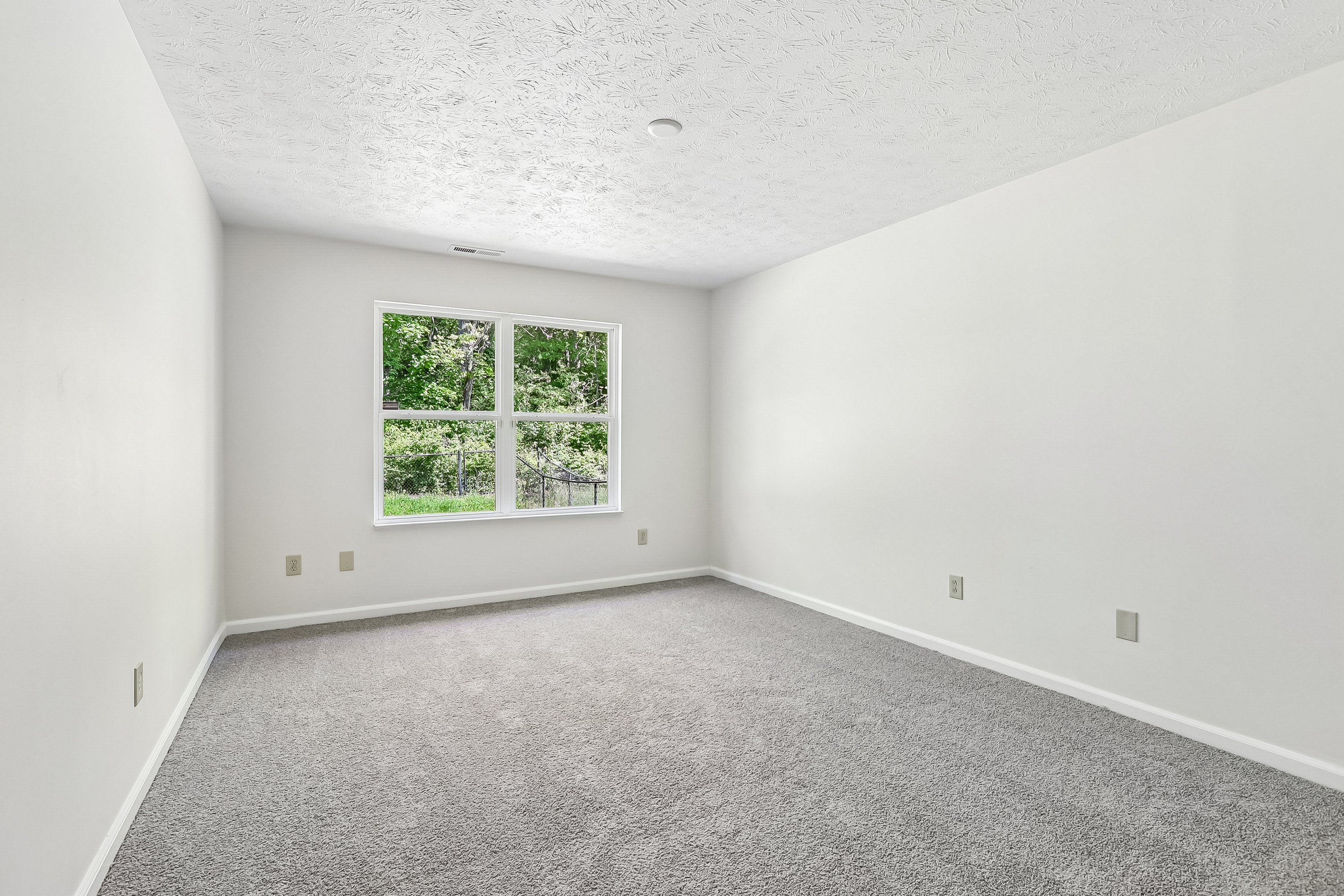 Photo 11 of 26 of 2045 Sotheby Ln, Indianapolis, IN