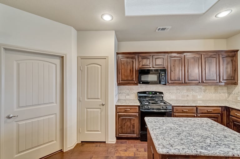 Photo 7 of 28 - 8212 Misty Water Dr, Fort Worth, TX 76131