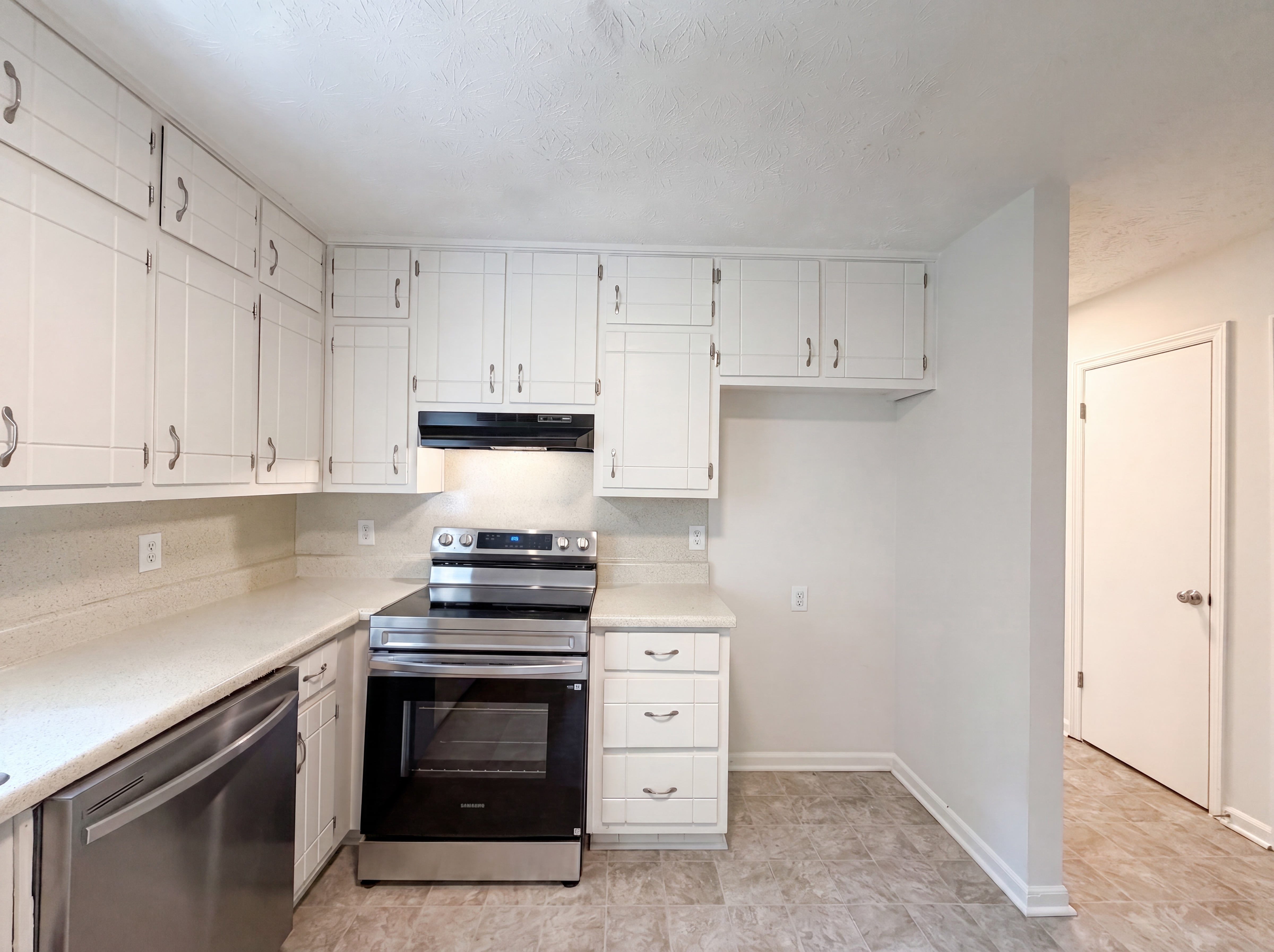 Photo 7 of 31 of 6486 Lynndale Ln, Morrow, GA