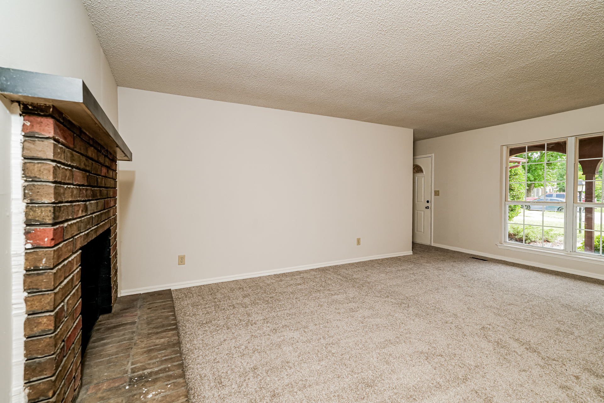 Photo 4 of 21 of 2701 S 115th East Pl, Tulsa, OK
