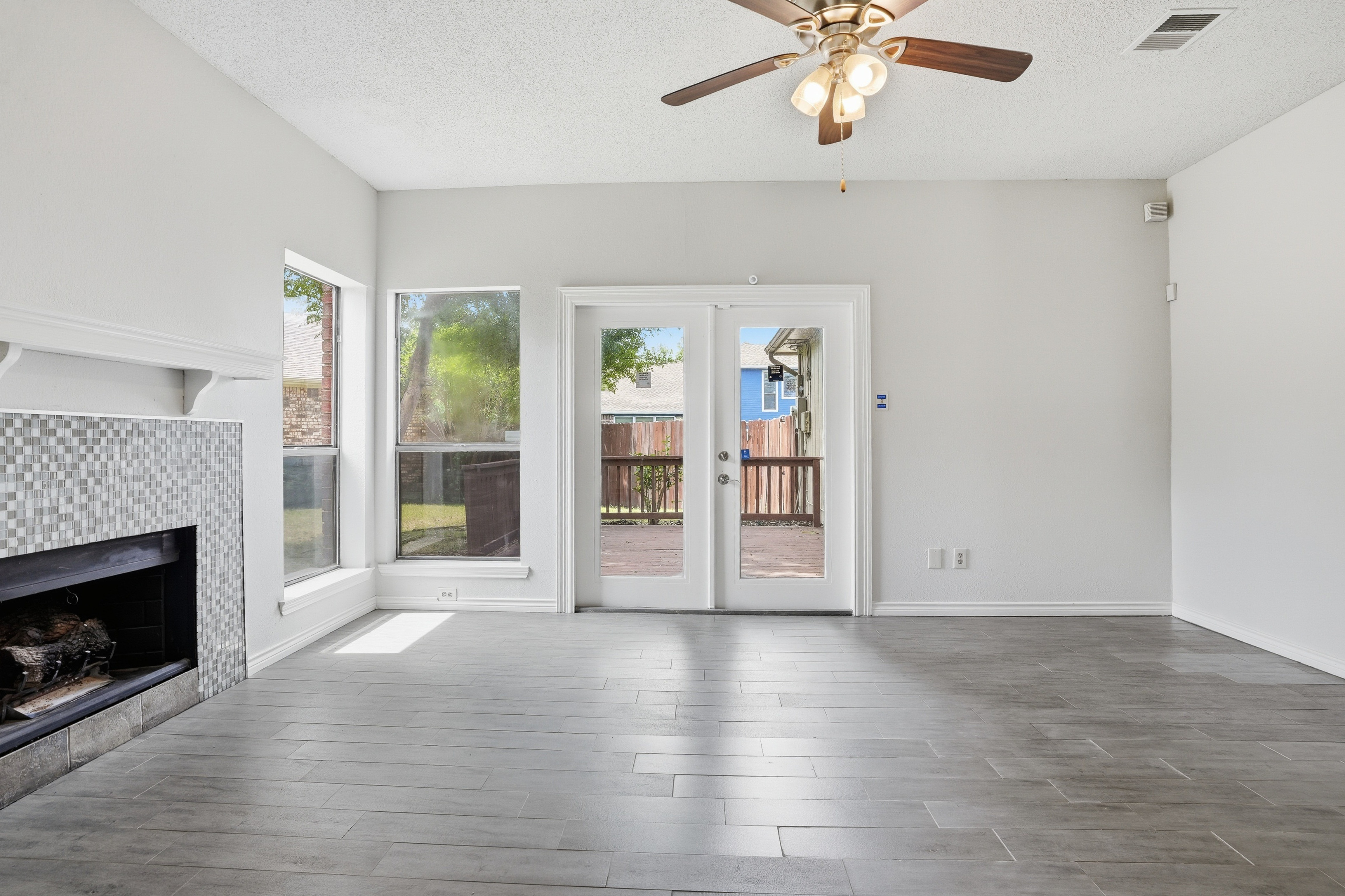 Photo 8 of 31 of 2142 Falcon Ridge Dr, Carrollton, TX