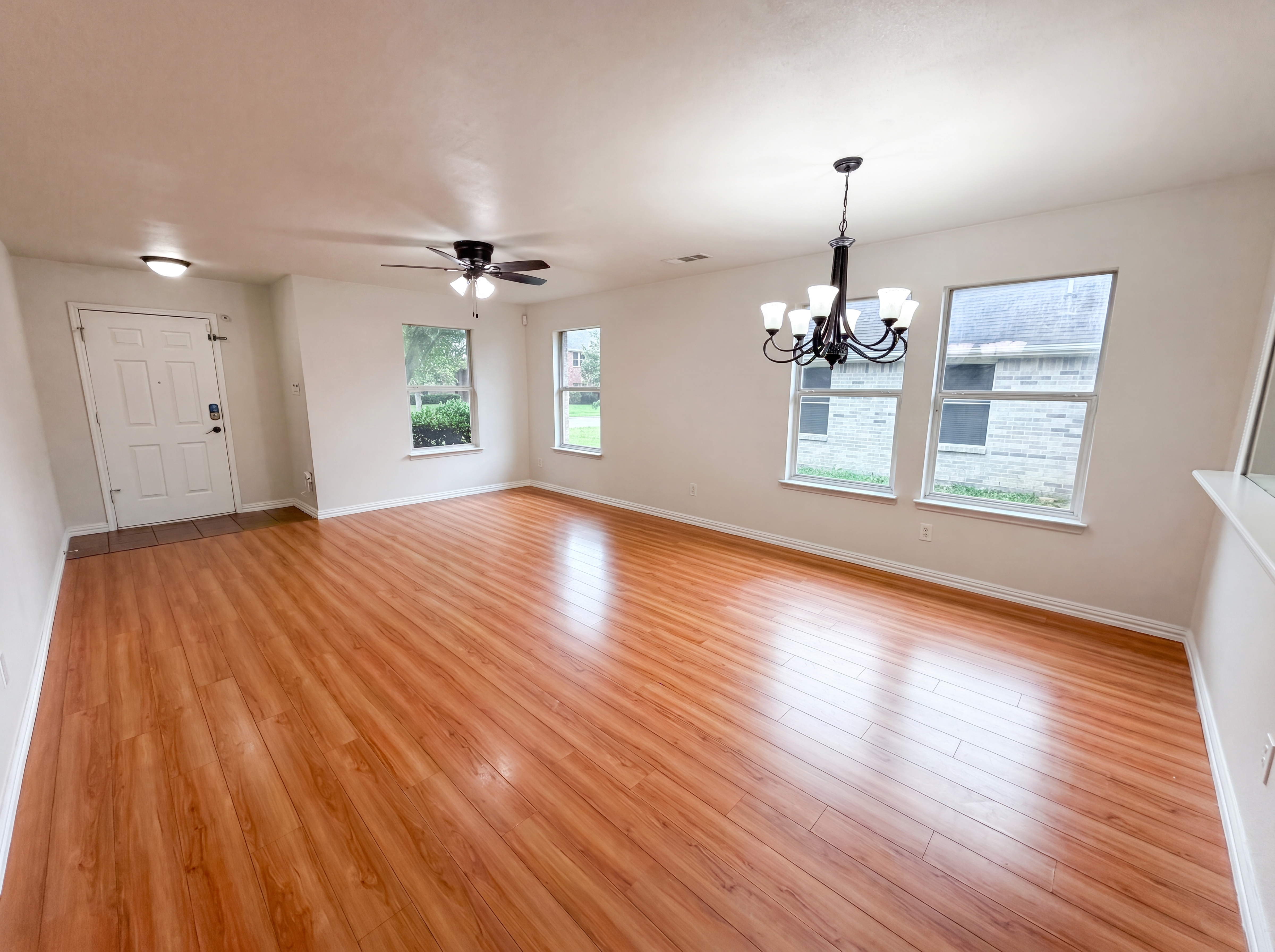 Photo 8 of 19 of 111 Forest Park Ln, Red Oak, TX
