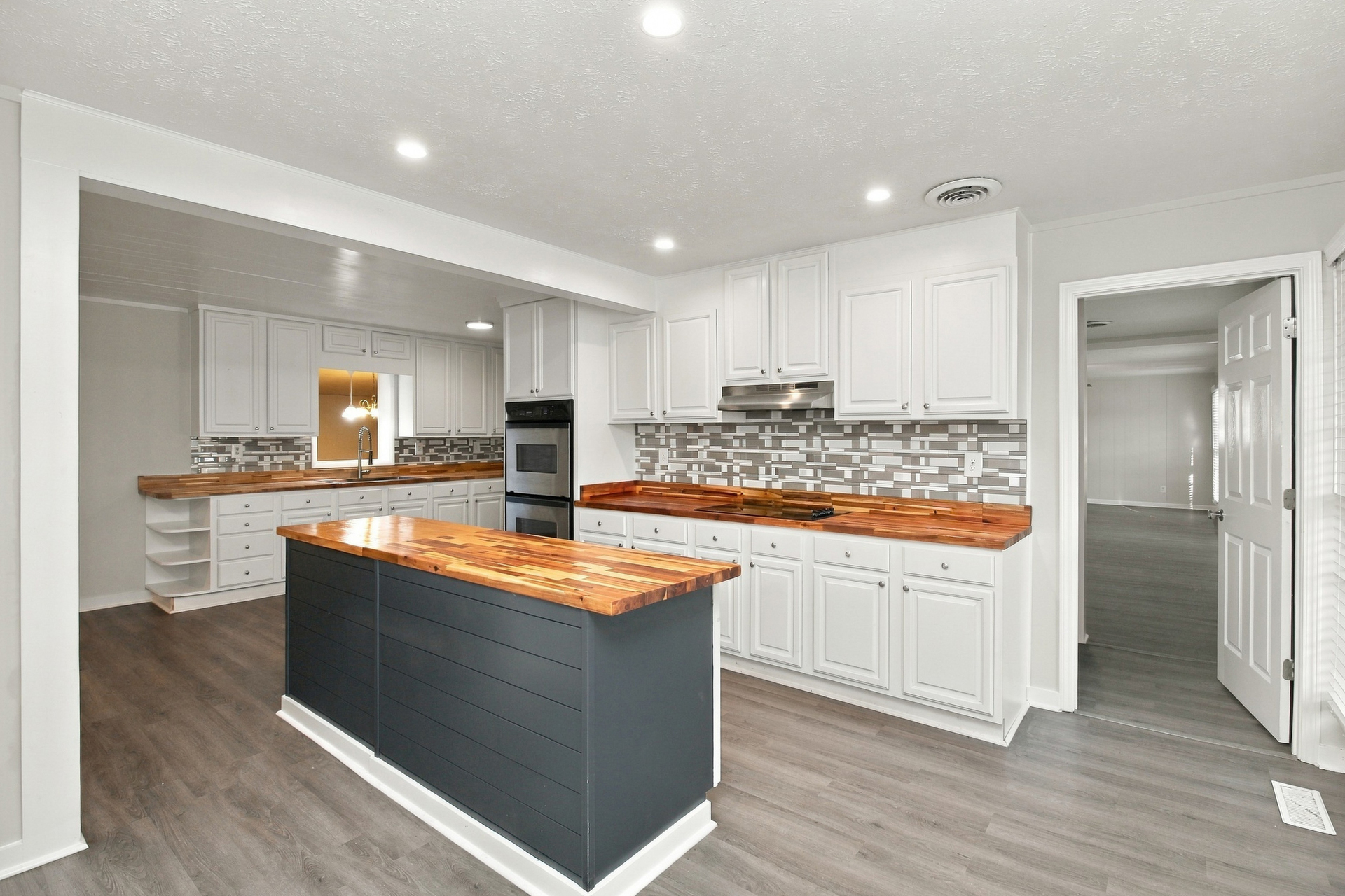 Photo 2 of 22 of 2460 Greensboro Rd, Madison, GA