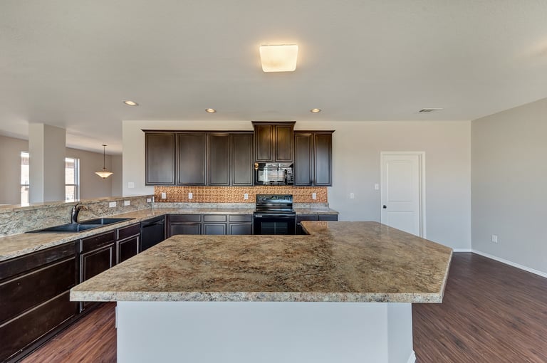 Photo 8 of 37 - 941 John Kennedy Dr, Saginaw, TX 76179