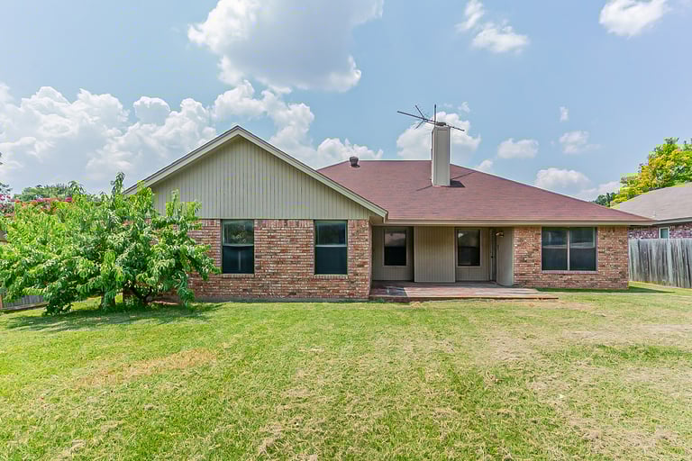 Photo 7 of 20 - 8204 Mark Ln, Watauga, TX 76148