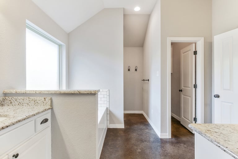 Photo 16 of 25 - 5655 Gebron Ct, Fort Worth, TX 76126