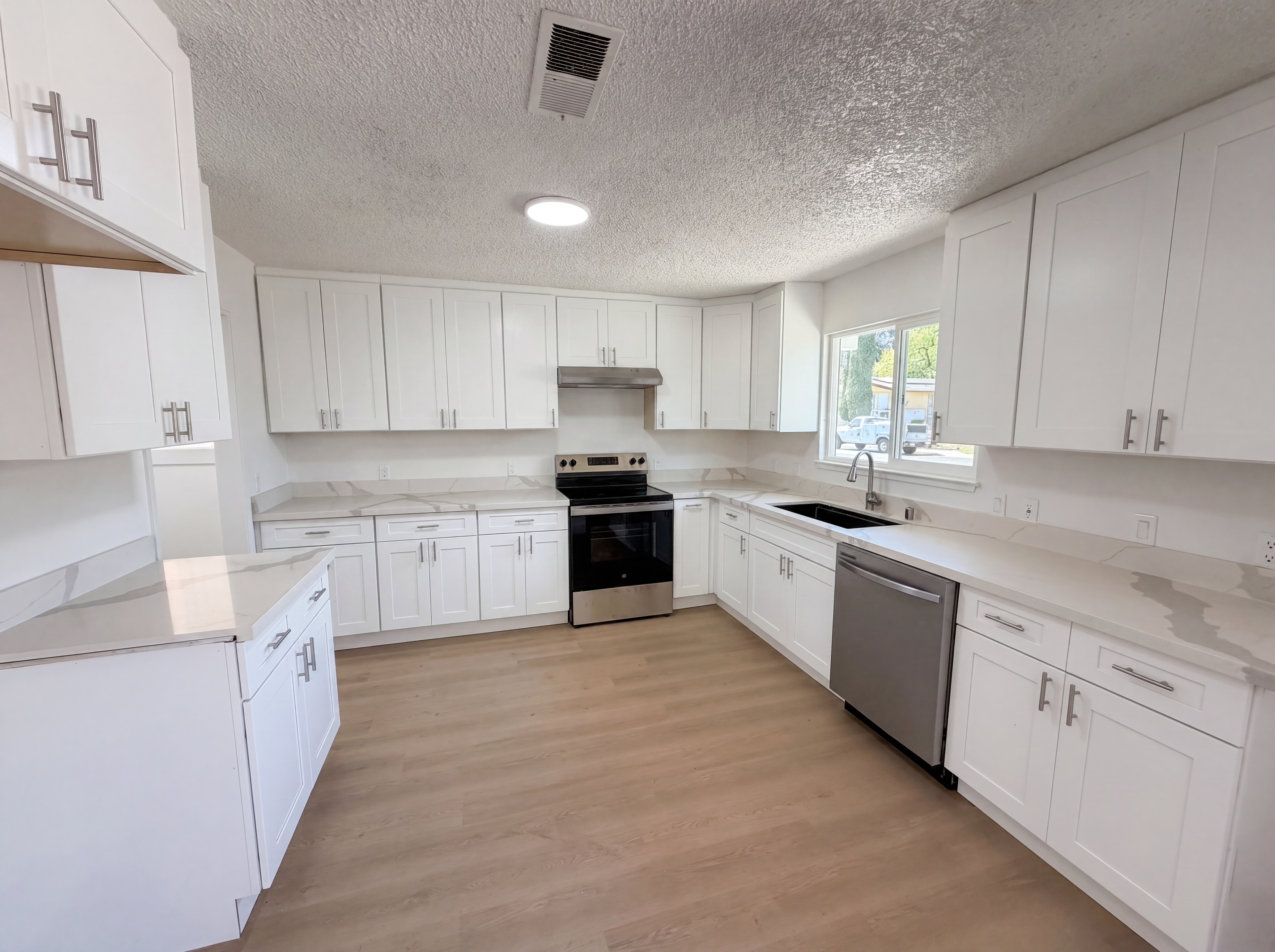Photo 2 of 28 of 140 S Starr St, Lakeport, CA