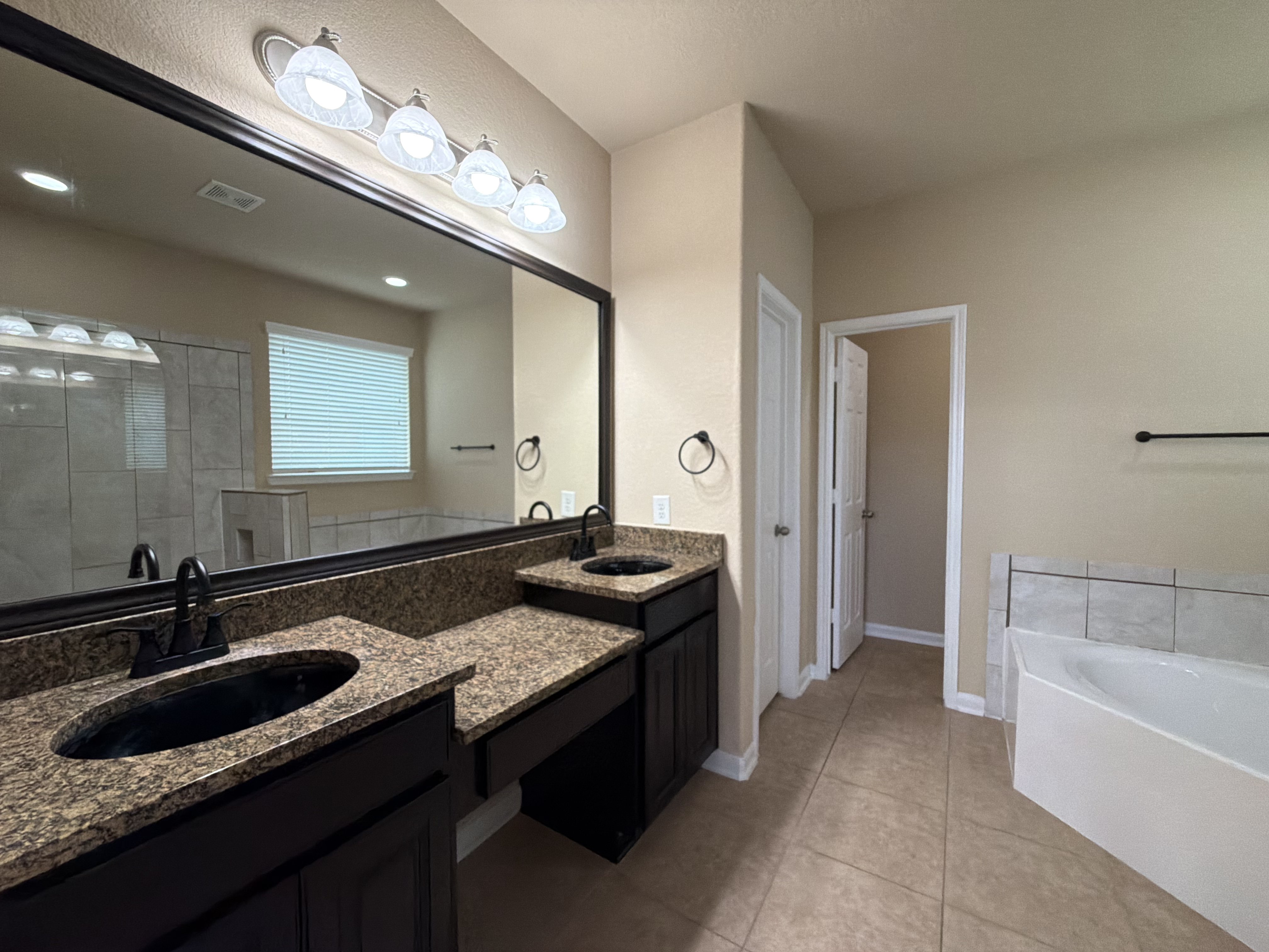 Photo 13 of 40 of 9003 Newcroft Ct, Tomball, TX