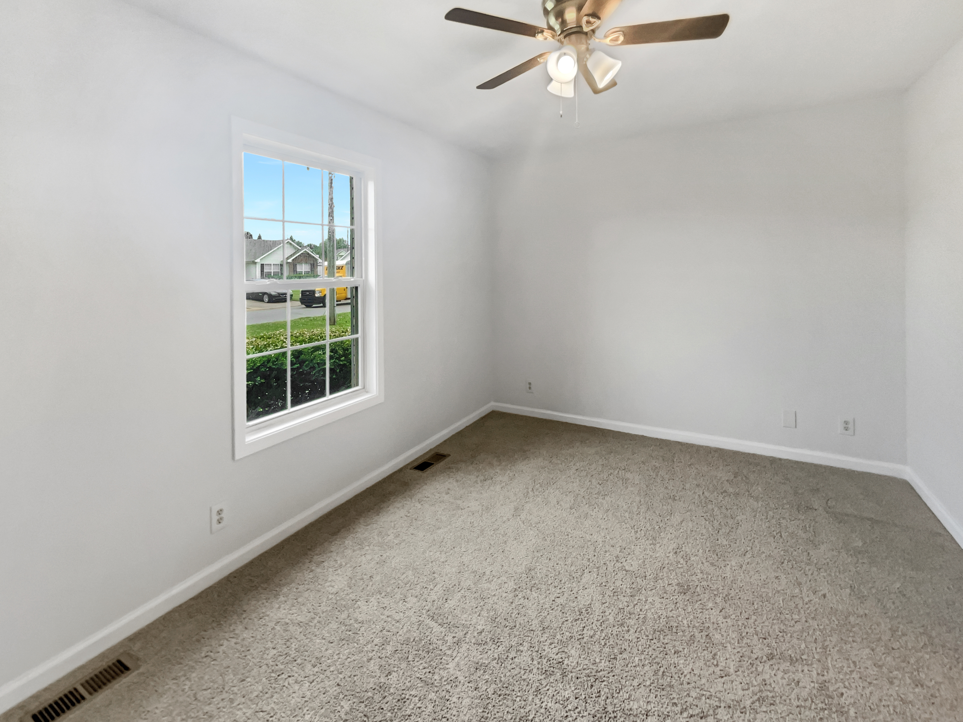 Photo 5 of 21 of 1274 Silver Star Dr, Clarksville, TN
