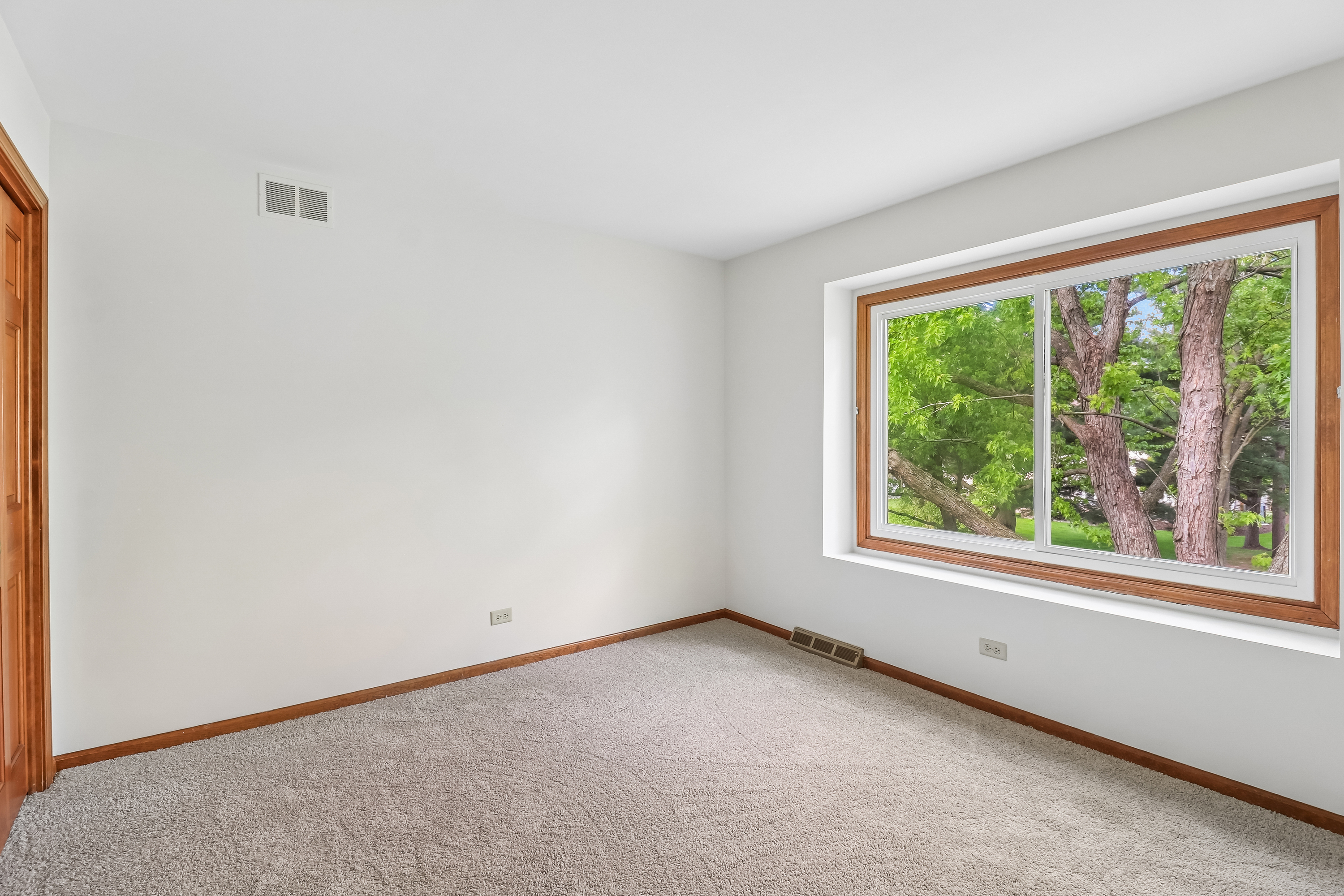 Photo 9 of 41 of 733 Buttonwood Cir, Naperville, IL