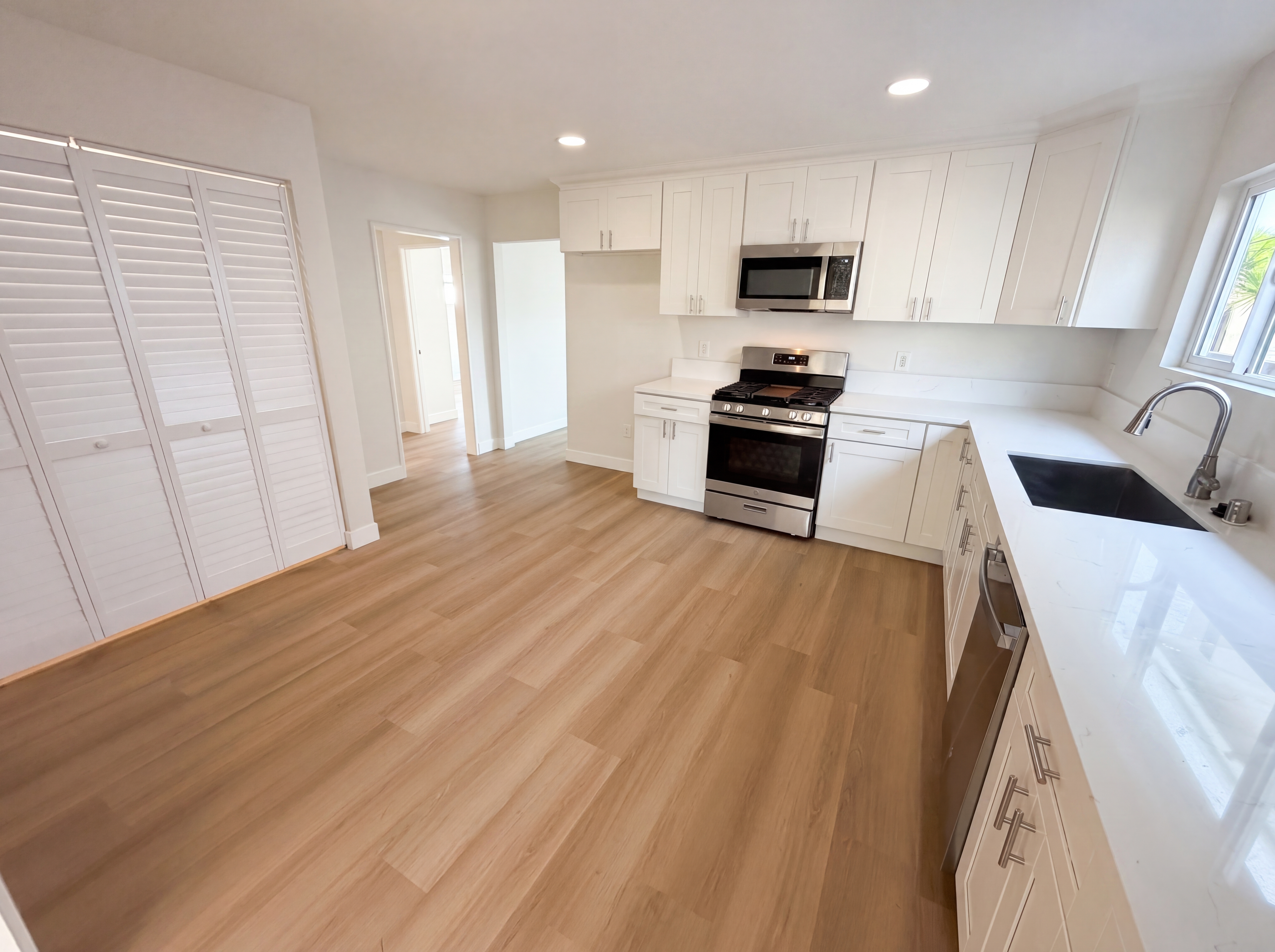 Photo 11 of 27 of 818 W 130th St, Compton, CA