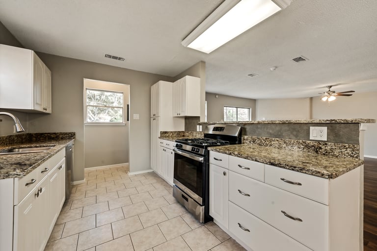 Photo 4 of 23 - 2517 Laredo Ct, Arlington, TX 76015