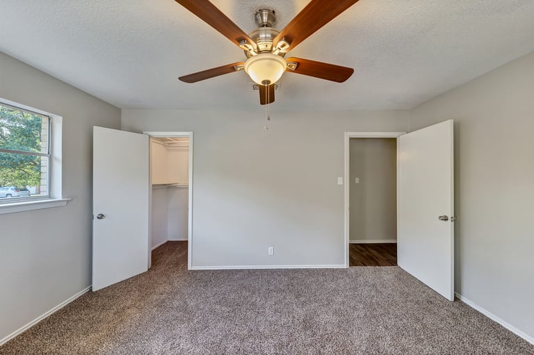 Photo 16 of 25 - 828 Livingston Dr, Hurst, TX 76053