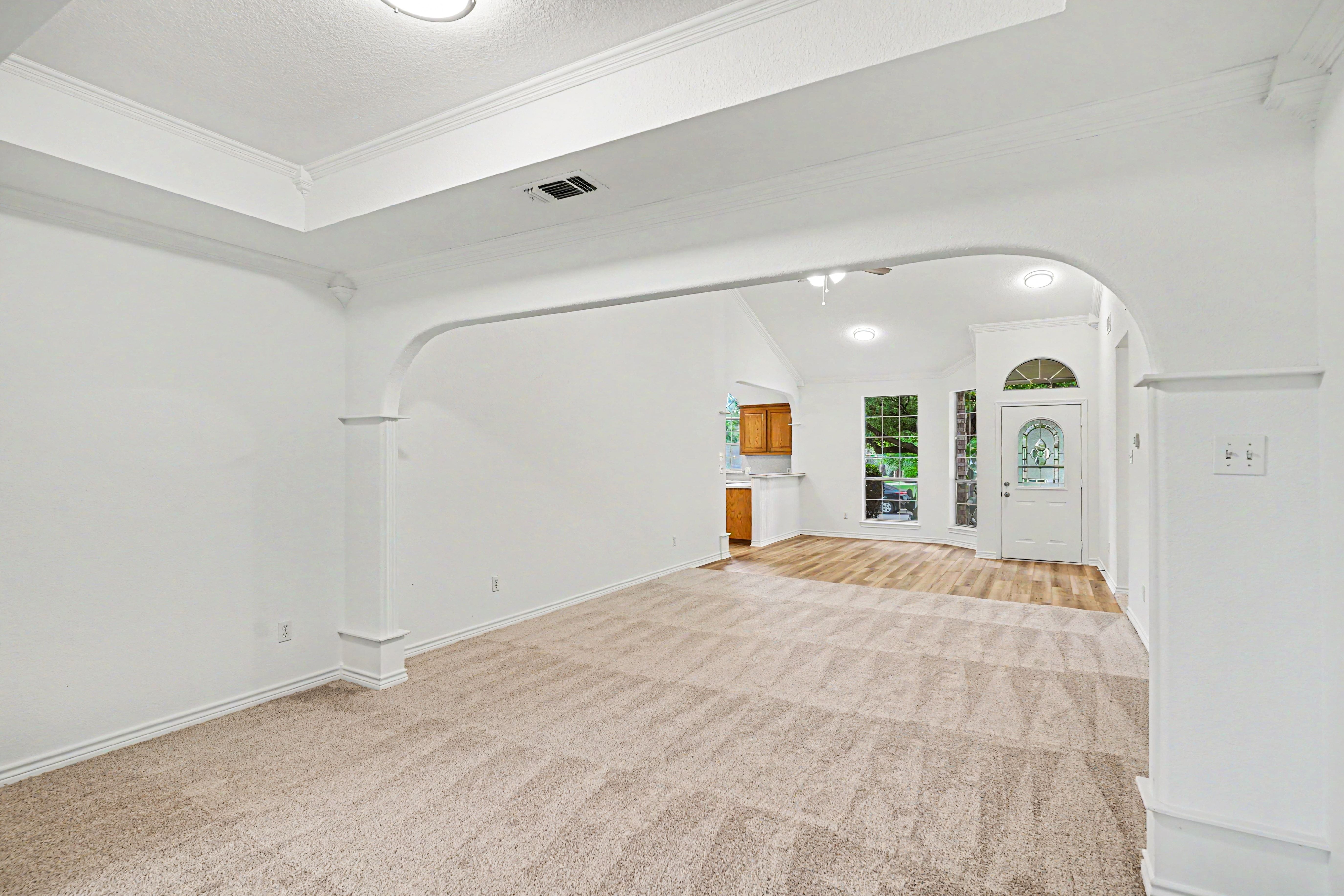 Photo 6 of 17 of 1504 Clover Ln, Granbury, TX