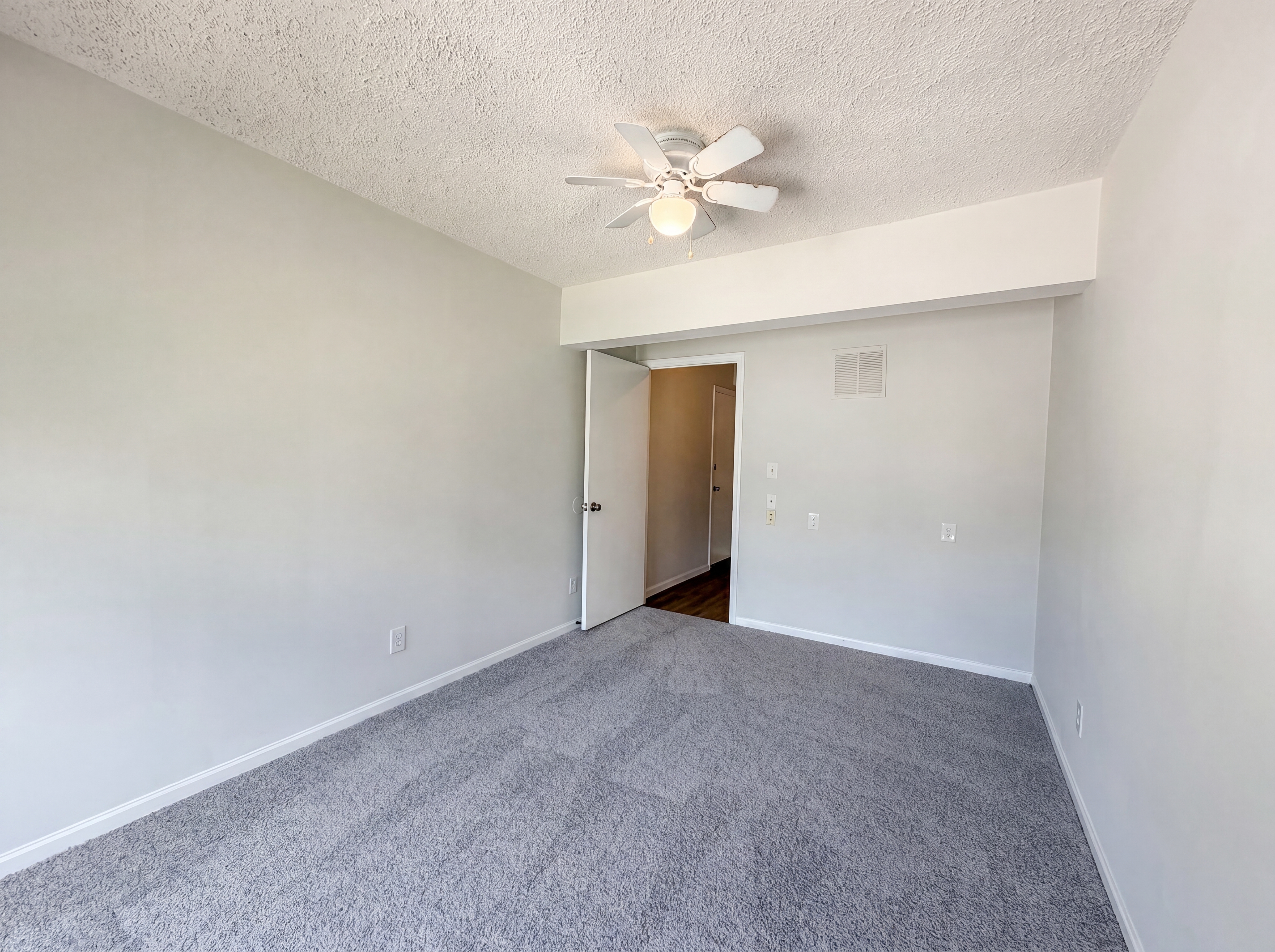 Photo 17 of 41 of 3581 Meadowgate Ct, Pickerington, OH