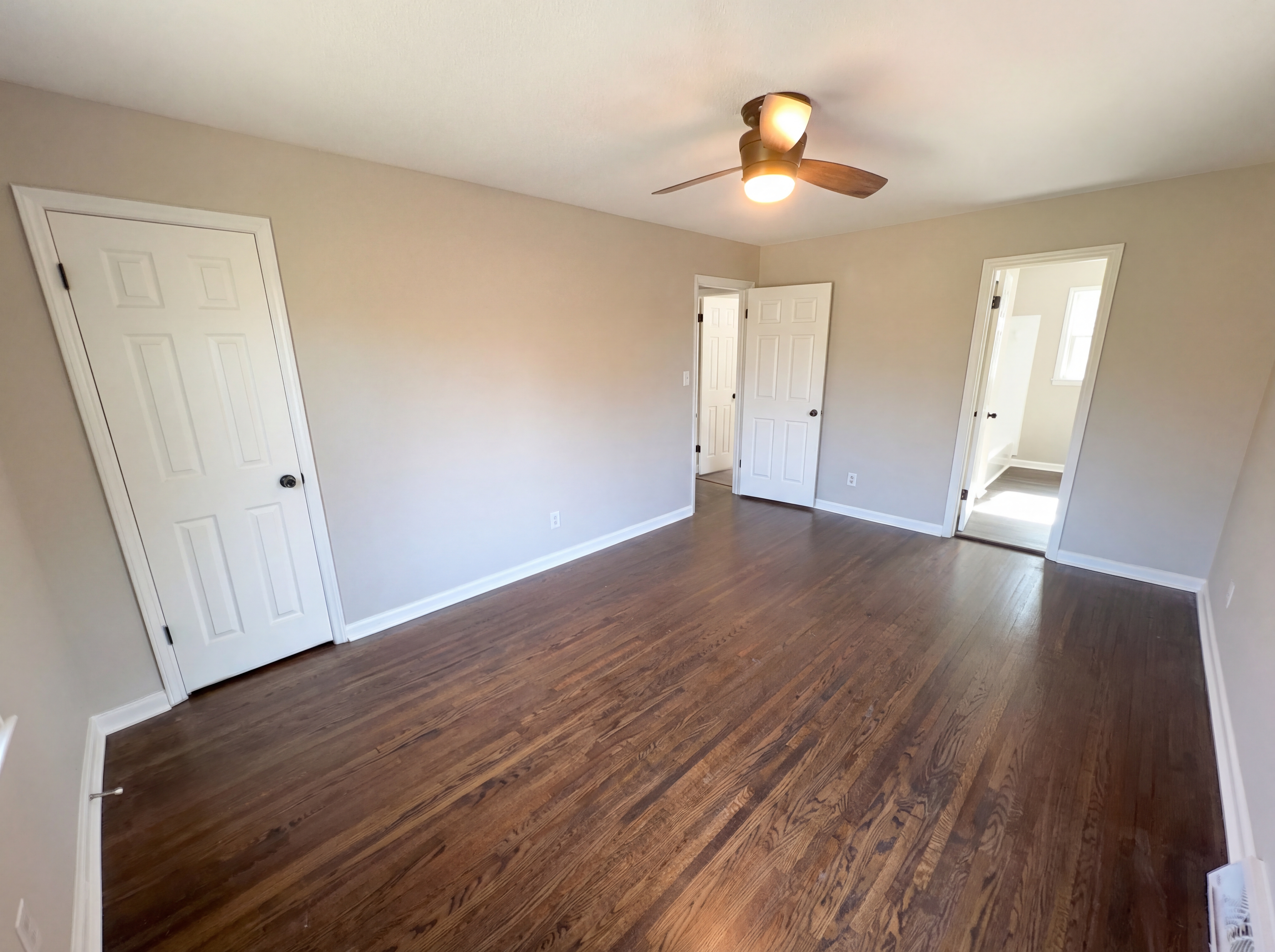 Photo 4 of 31 of 7700 Meadowdale Ln, Charlotte, NC