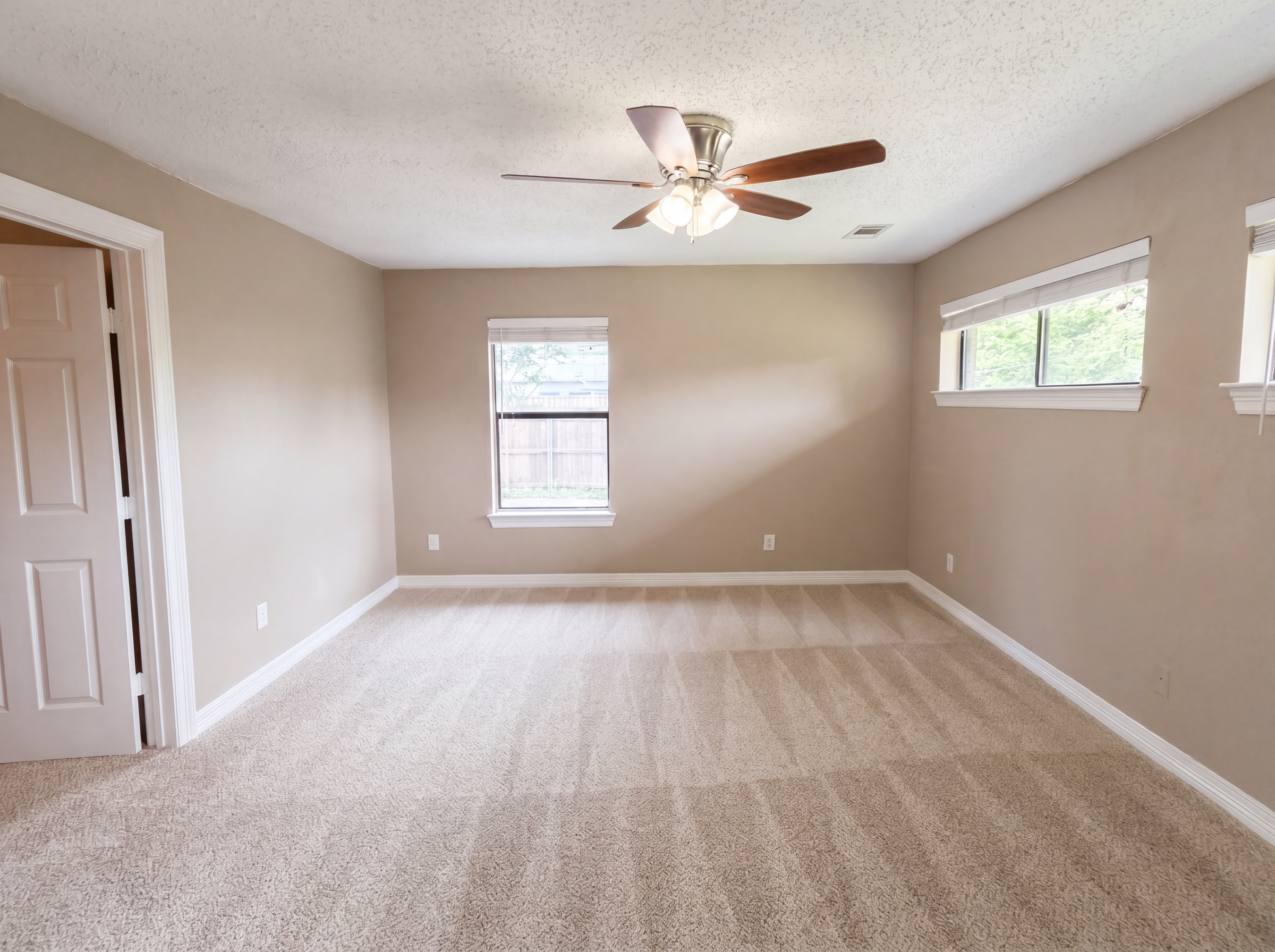 Photo 7 of 16 of 3255 Whitehall Dr, Dallas, TX