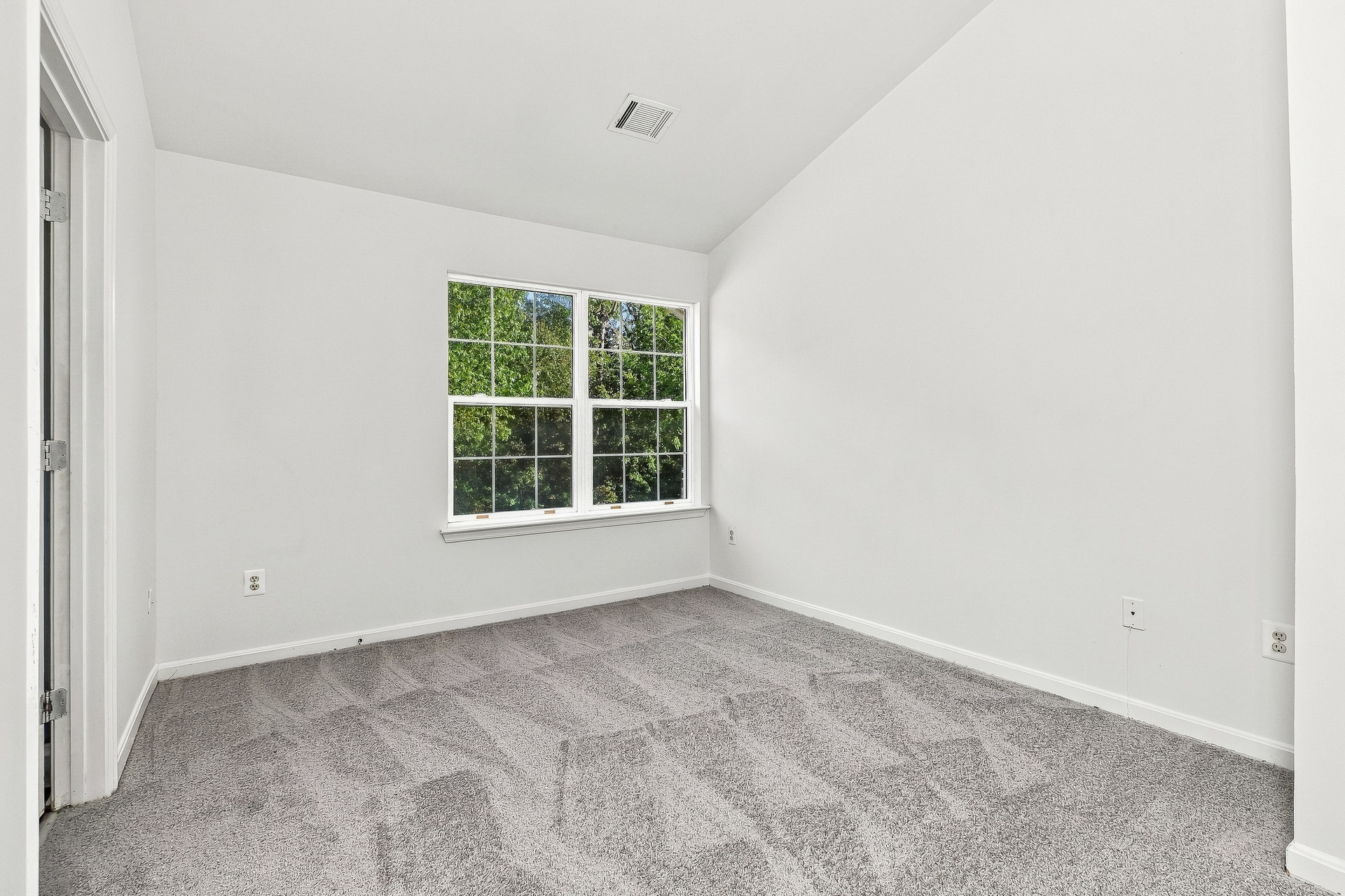 Photo 4 of 23 of 4042 Tahoe Pl, White Plains, MD