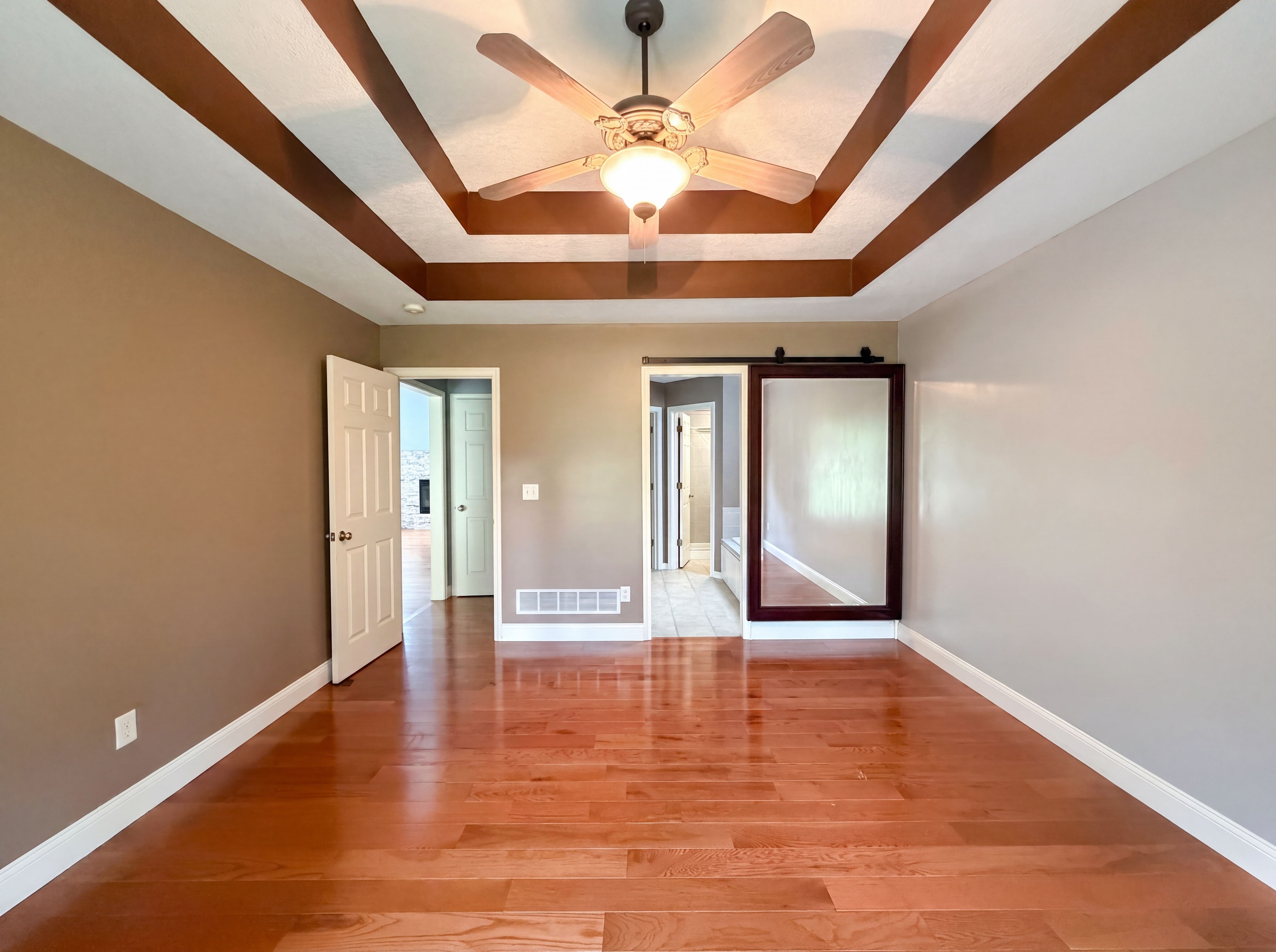 Photo 4 of 22 of 23612 S Lucille Ln, Peculiar, MO