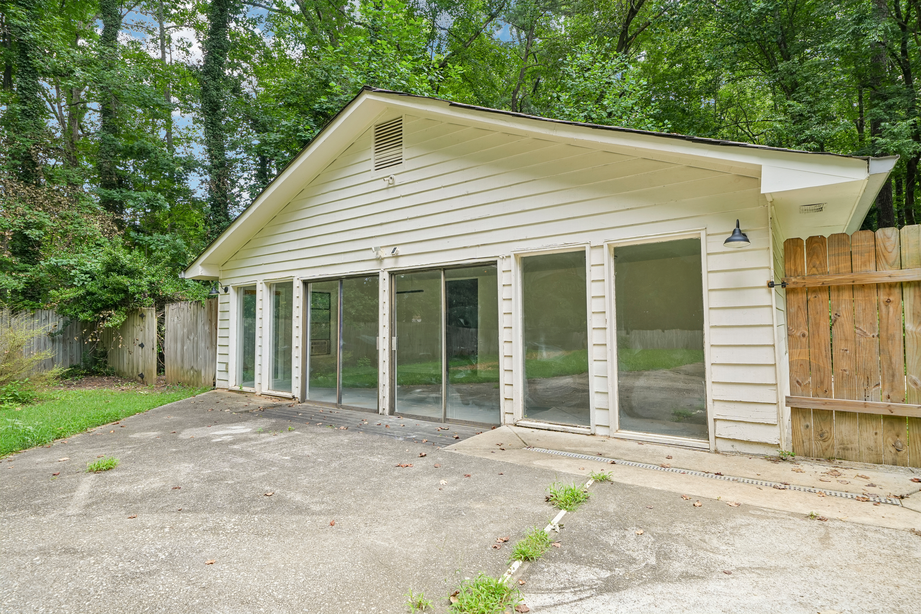 Photo 11 of 47 of 630 Benson Hurst Dr SW, Mableton, GA