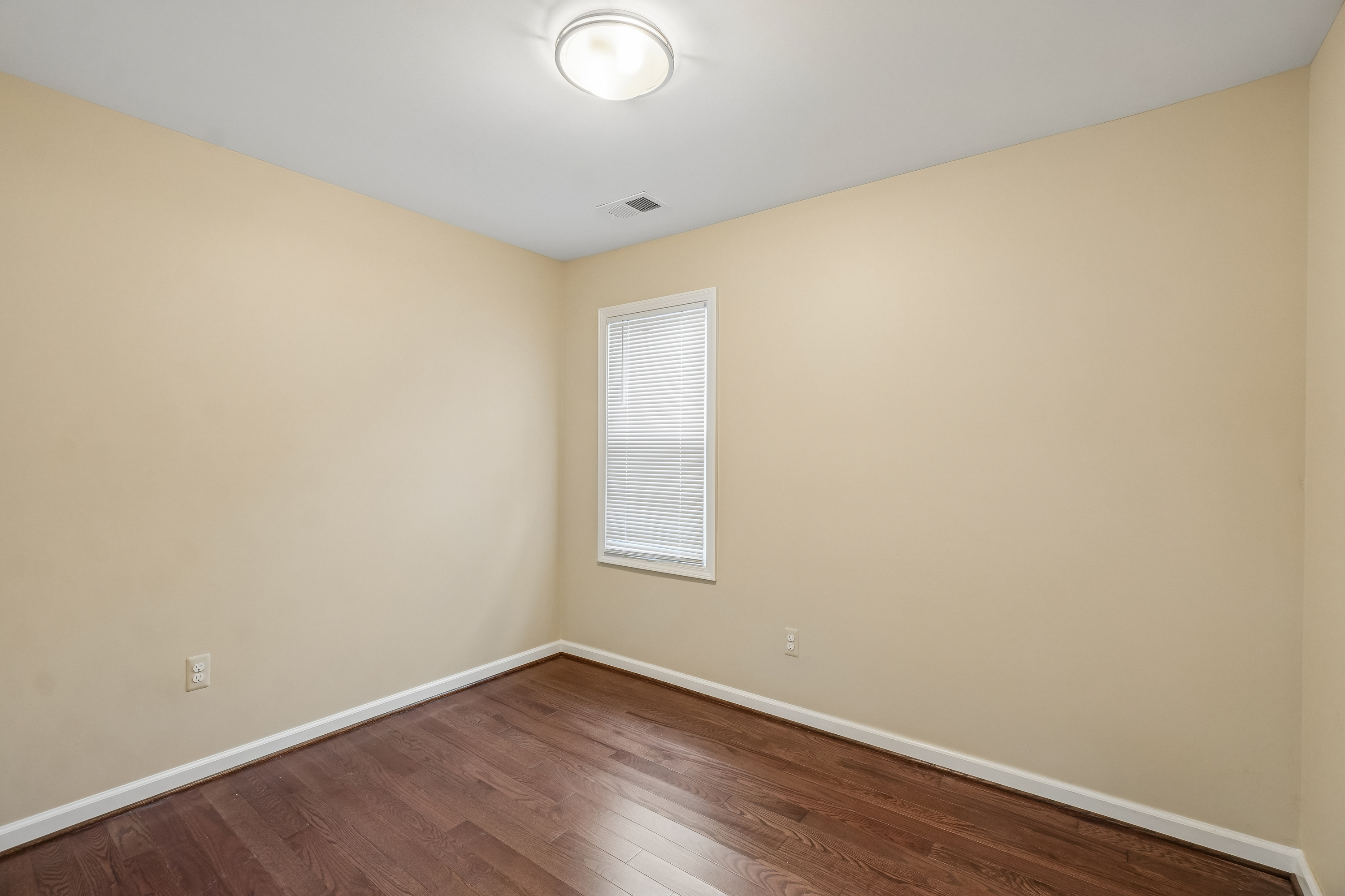 Photo 17 of 38 of 20919 Hollywood St, Harper Woods, MI