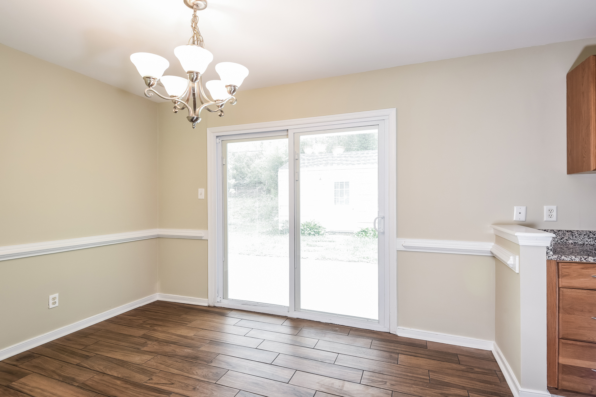 Photo 4 of 22 of 9304 Farmington Dr, Henrico, VA
