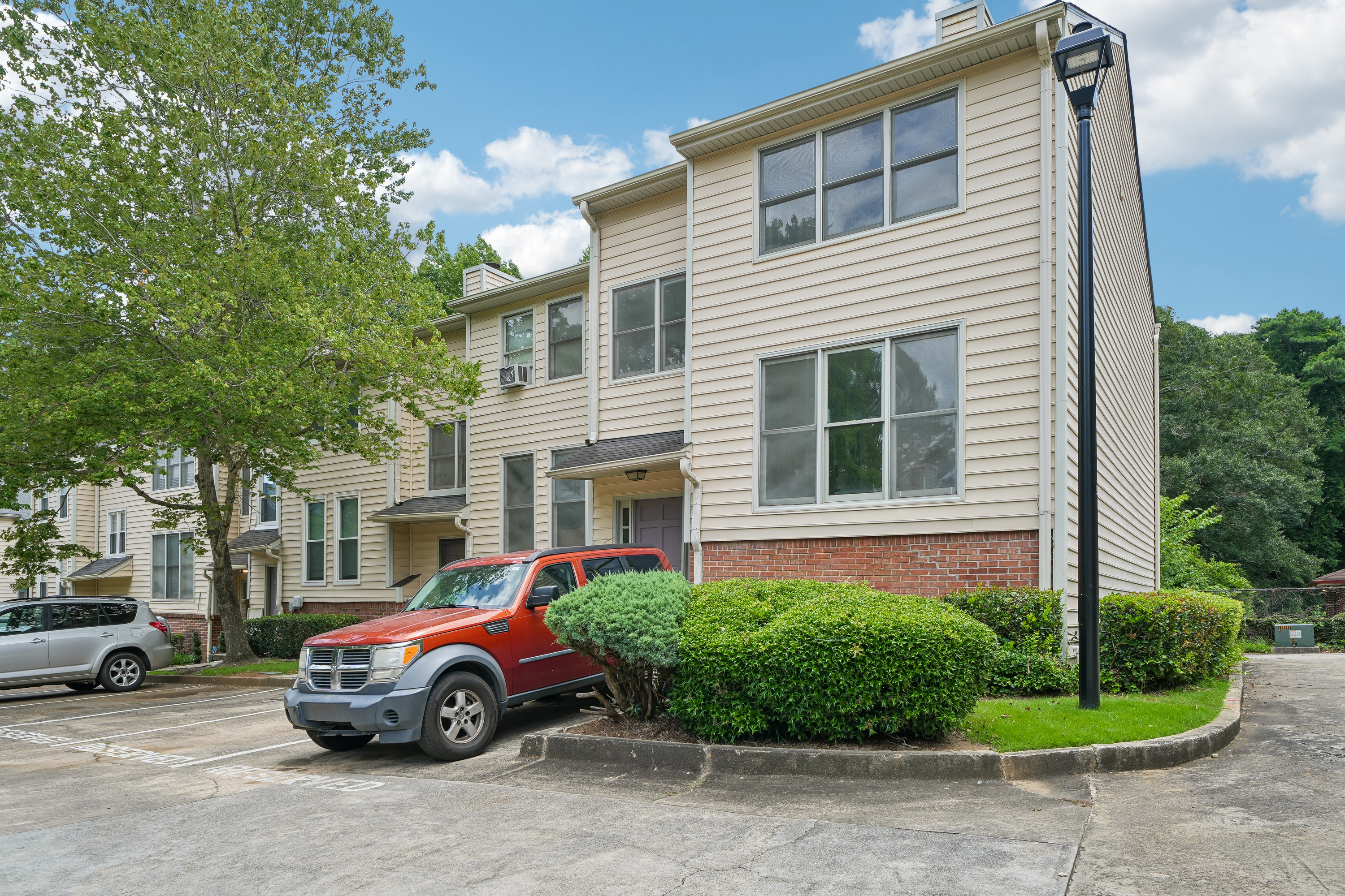 Photo 5 of 33 of 19 Belmonte Ct SW, Atlanta, GA