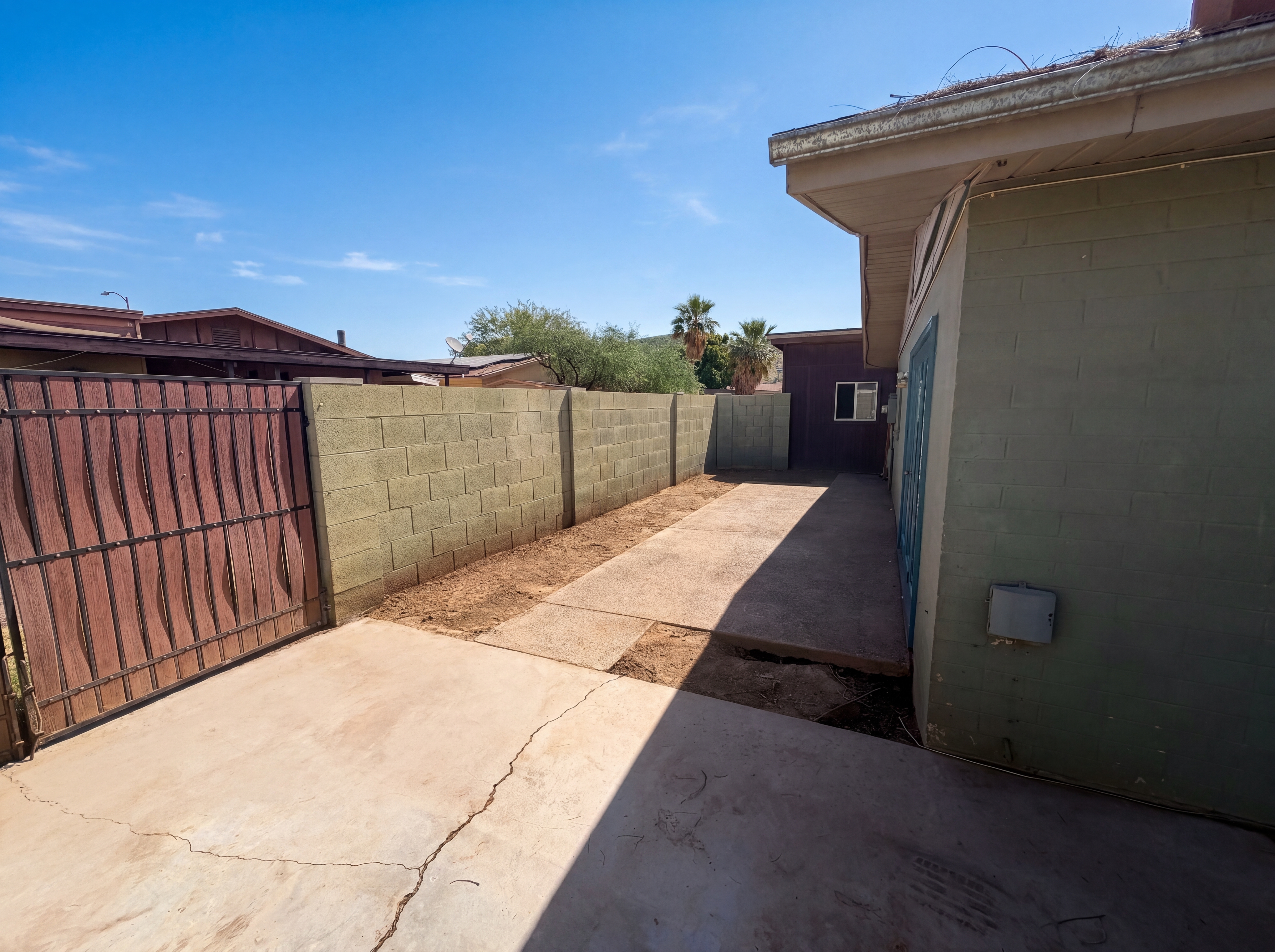 Photo 5 of 25 of 2326 W Paradise Dr, Phoenix, AZ