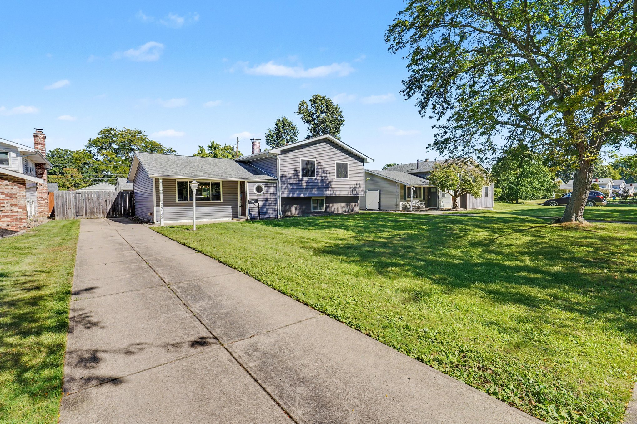 Photo 8 of 35 of 25142 Deerfield Dr, North Olmsted, OH