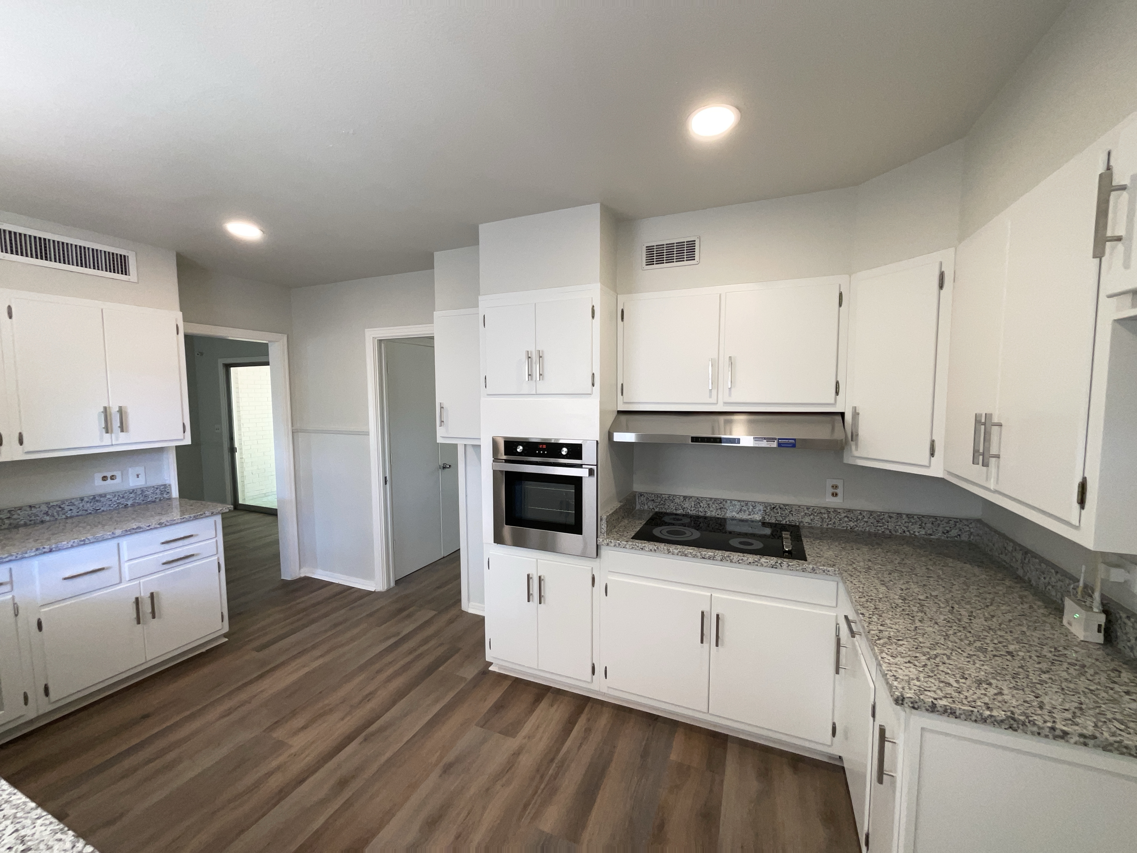Photo 8 of 26 of 1205 G St, Floresville, TX