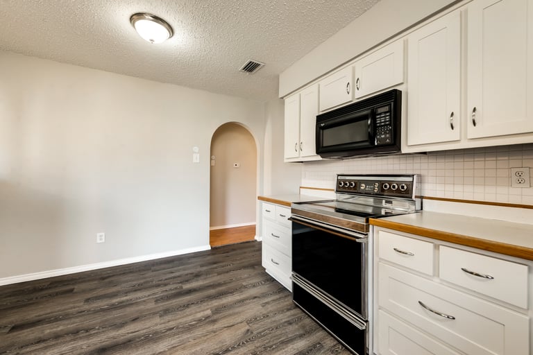 Photo 8 of 27 - 1029 Delores Dr, Garland, TX 75040
