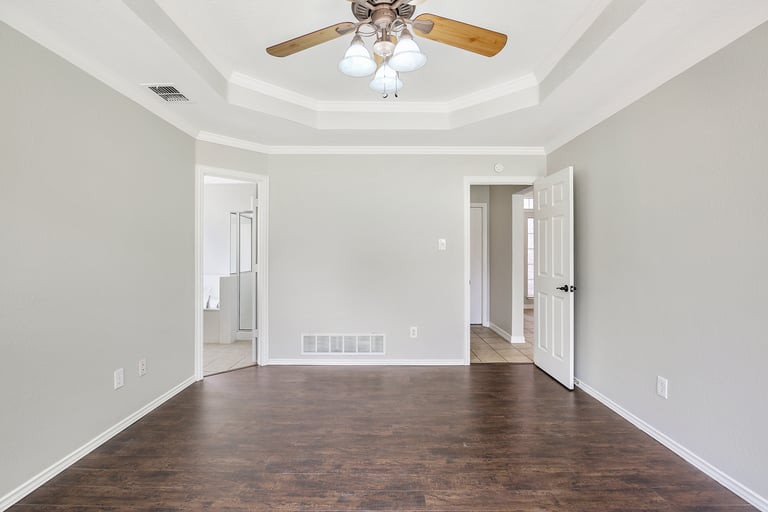Photo 15 of 27 - 923 Silver Streak Dr, Saginaw, TX 76131