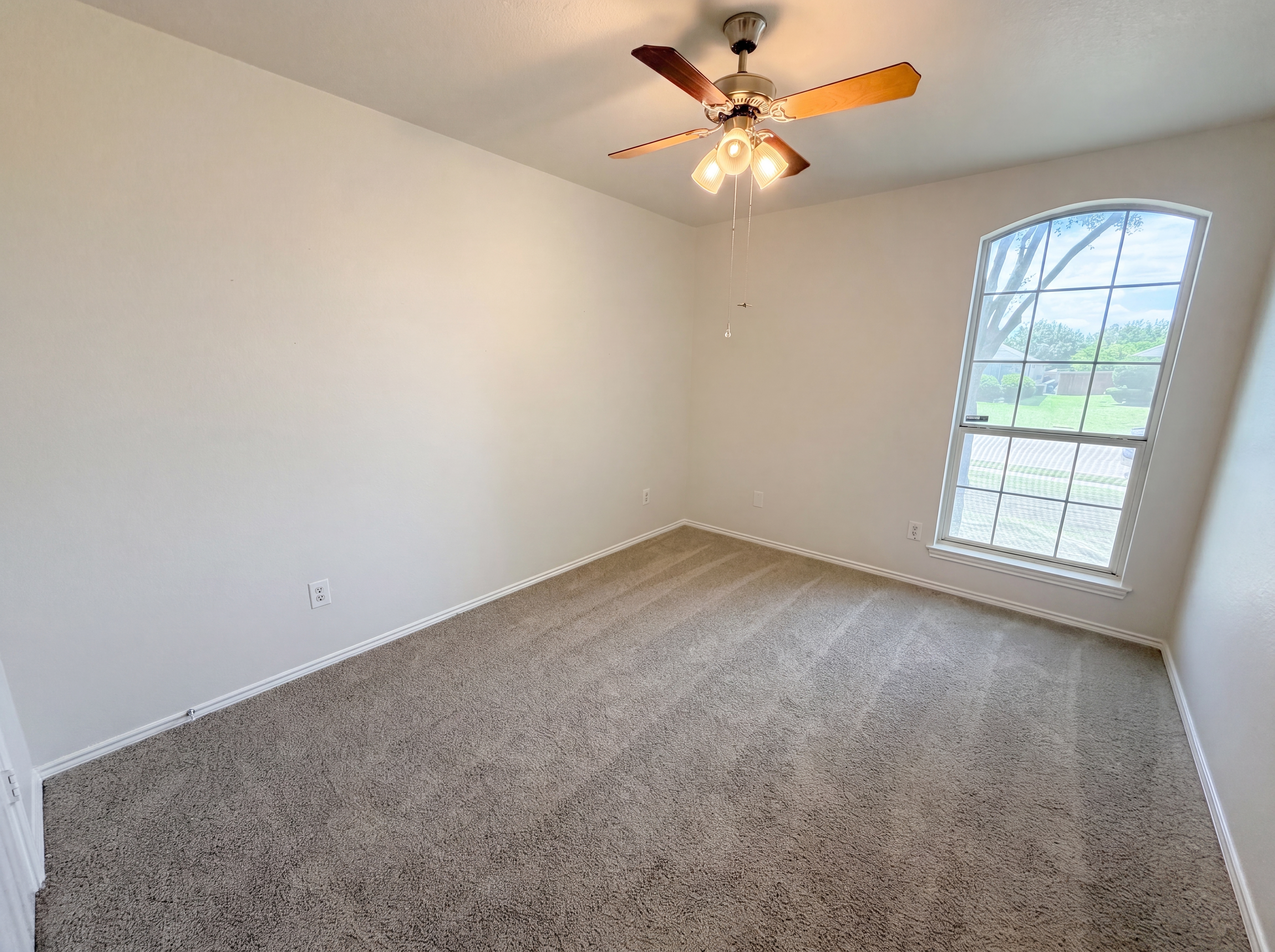Photo 4 of 16 of 1531 Kensington Pl, Lancaster, TX